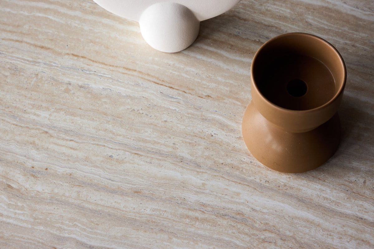 York Sofatisch von Venture Home, beiger Beistelltisch aus MDF mit quadratischer Tischplatte und schlichten Beinen im Steinlook