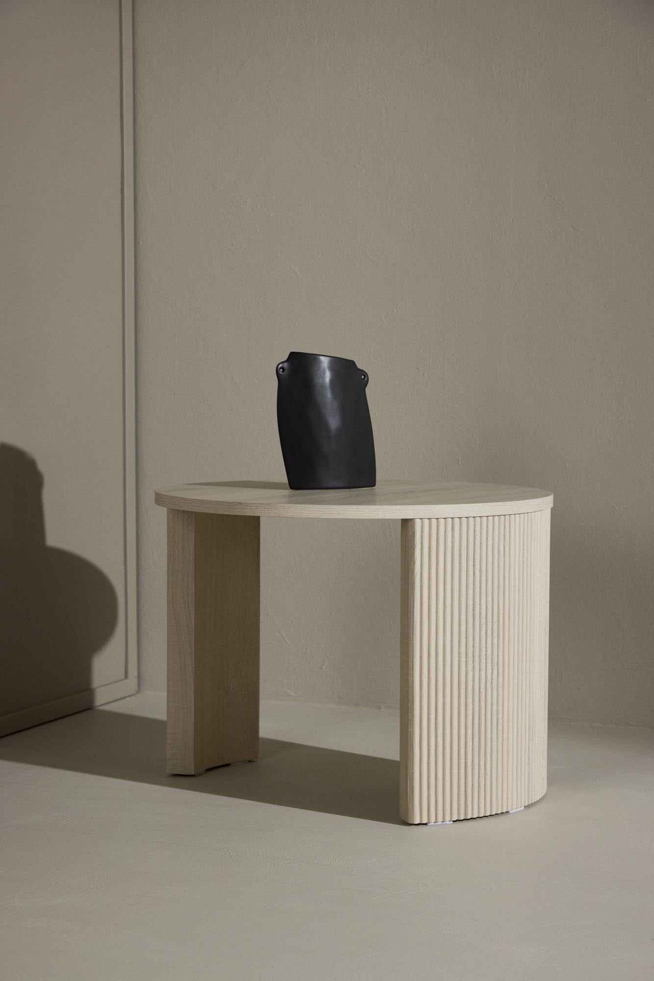 Der Bristol Sofatisch von Venture Home vereint stilvolle Eleganz mit praktischer Funktionalität in einem kompakten Design.