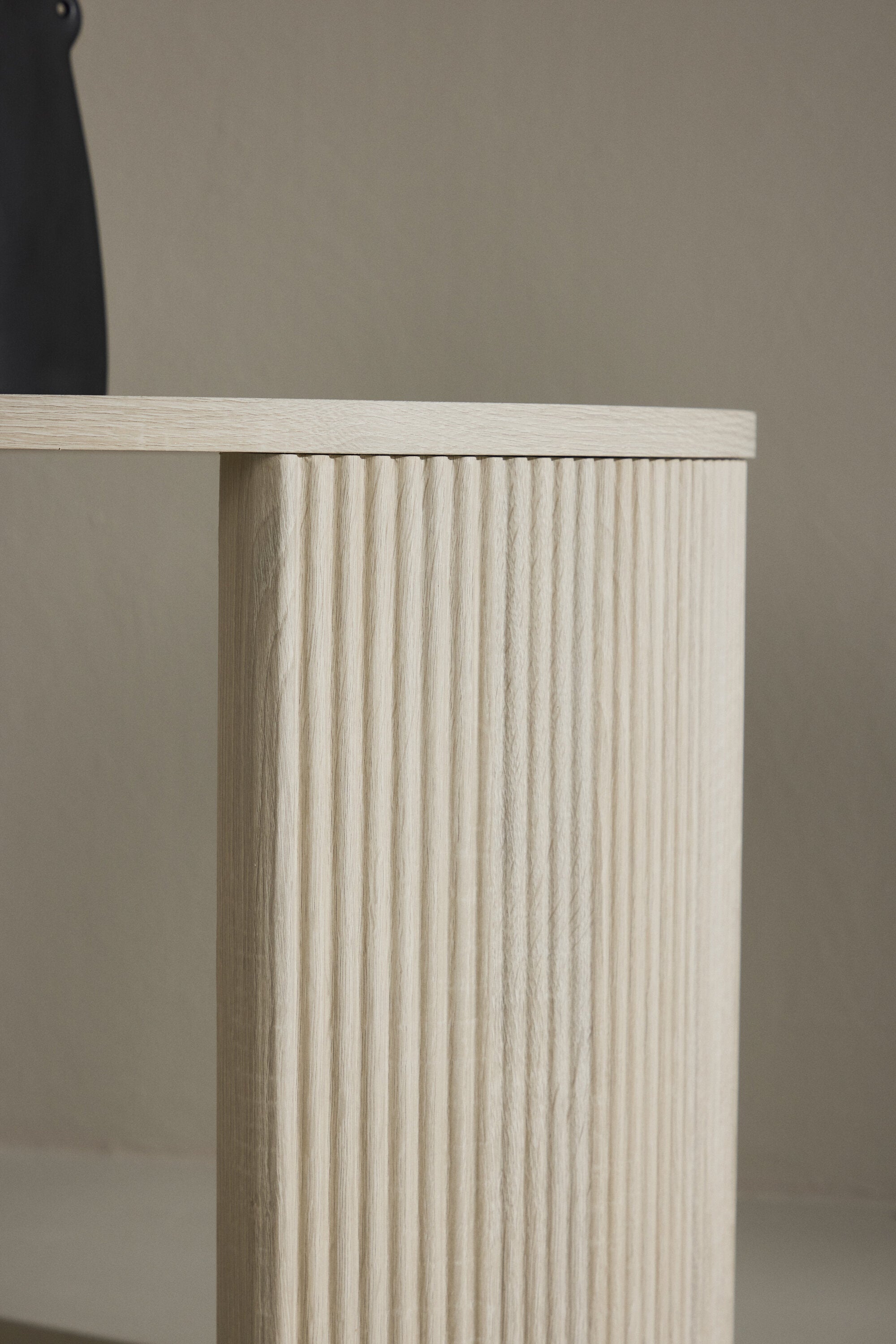 Bristol Sofatisch φ60 in Weisswasch präsentiert im Onlineshop von KAQTU Design AG. Beistelltisch ist von Venture Home