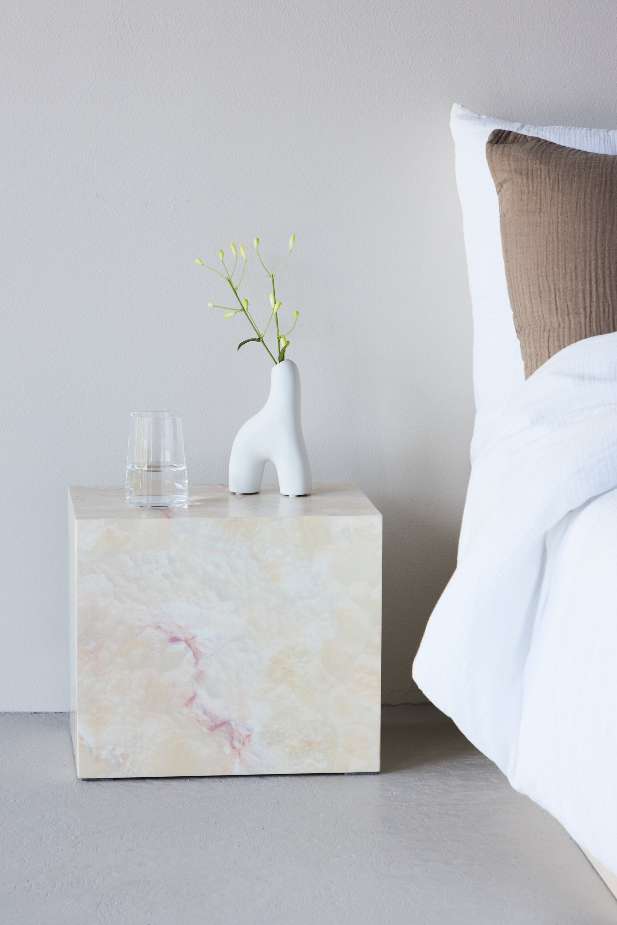 York Beistelltisch in Beige präsentiert im Onlineshop von KAQTU Design AG. Beistelltisch ist von Venture Home