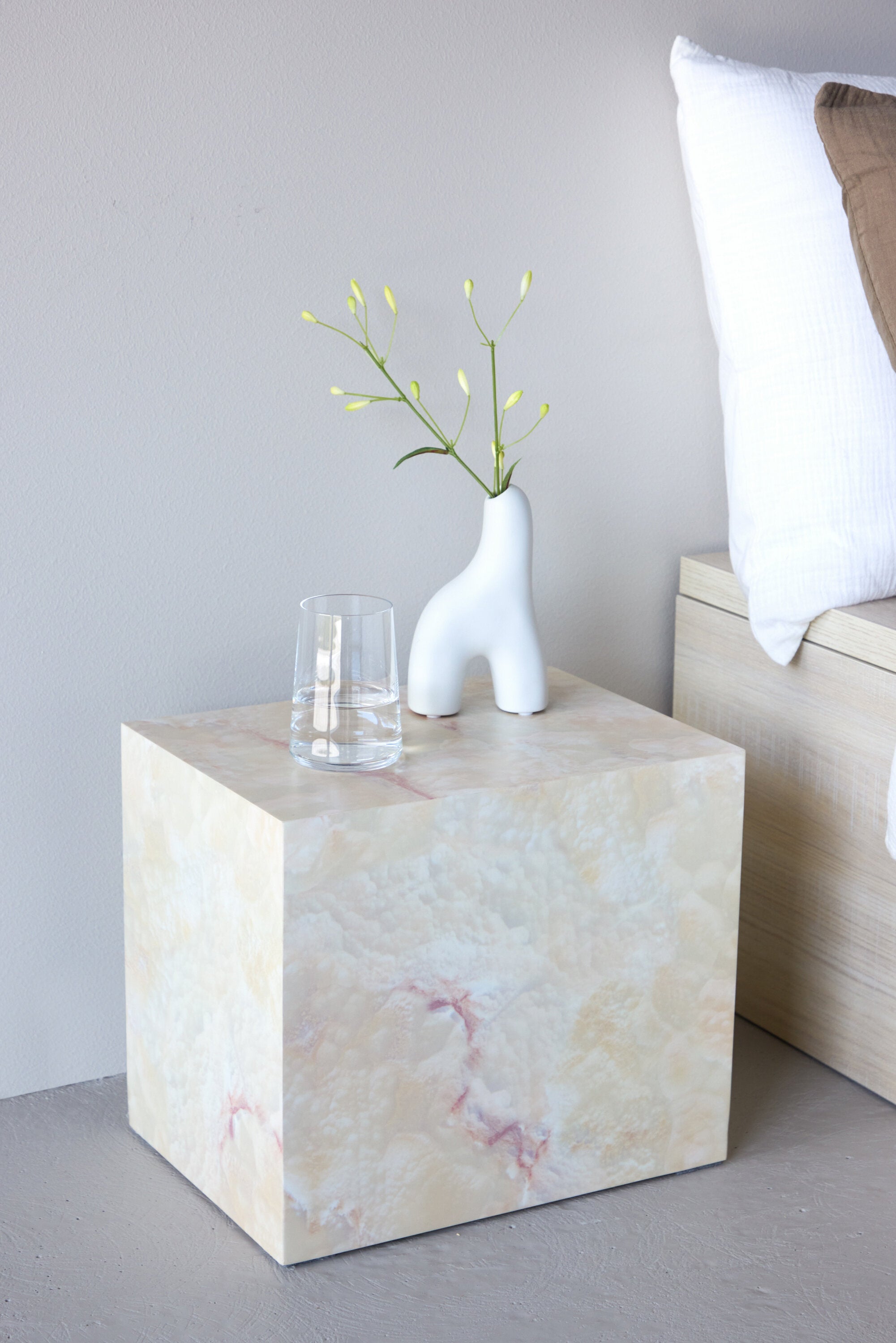 York Beistelltisch in Beige präsentiert im Onlineshop von KAQTU Design AG. Beistelltisch ist von Venture Home