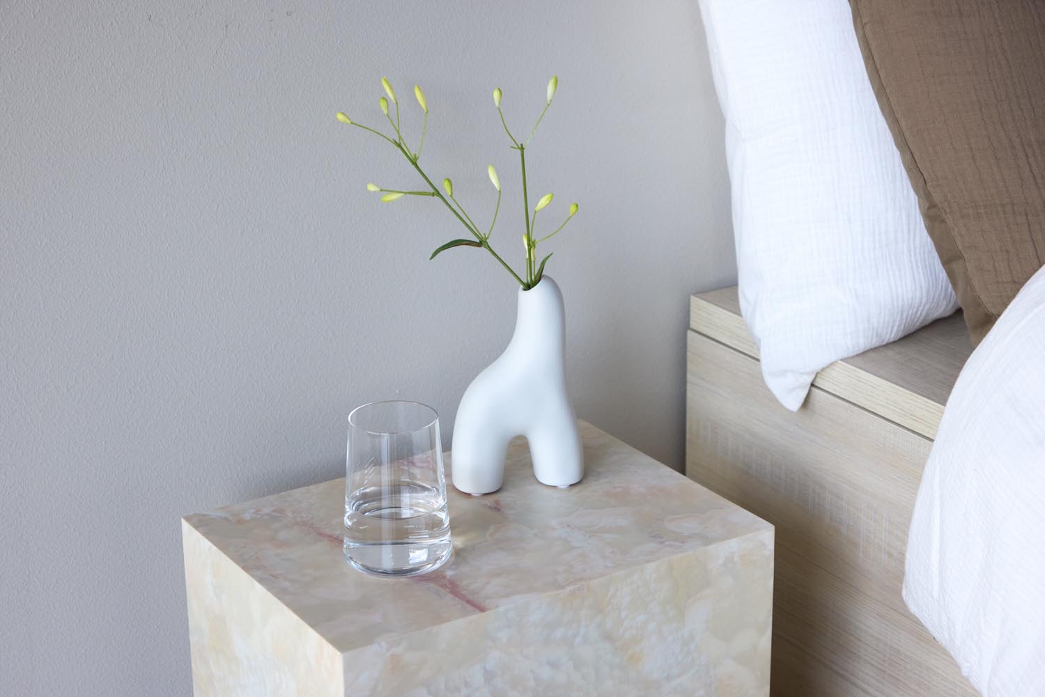 York Beistelltisch in Beige präsentiert im Onlineshop von KAQTU Design AG. Beistelltisch ist von Venture Home