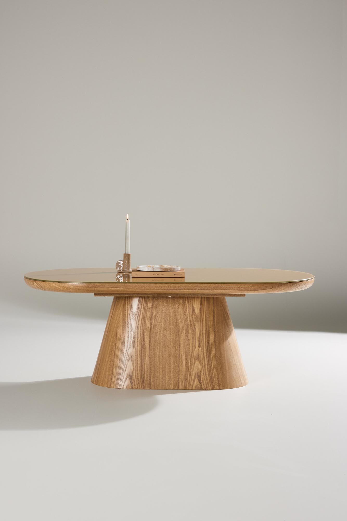 Moderner Sofatisch mit ovaler Glasoberfläche und robustem MDF-Rahmen. Perfekt für stilvolle Akzente und praktische Nutzung im Wohnzimmer.