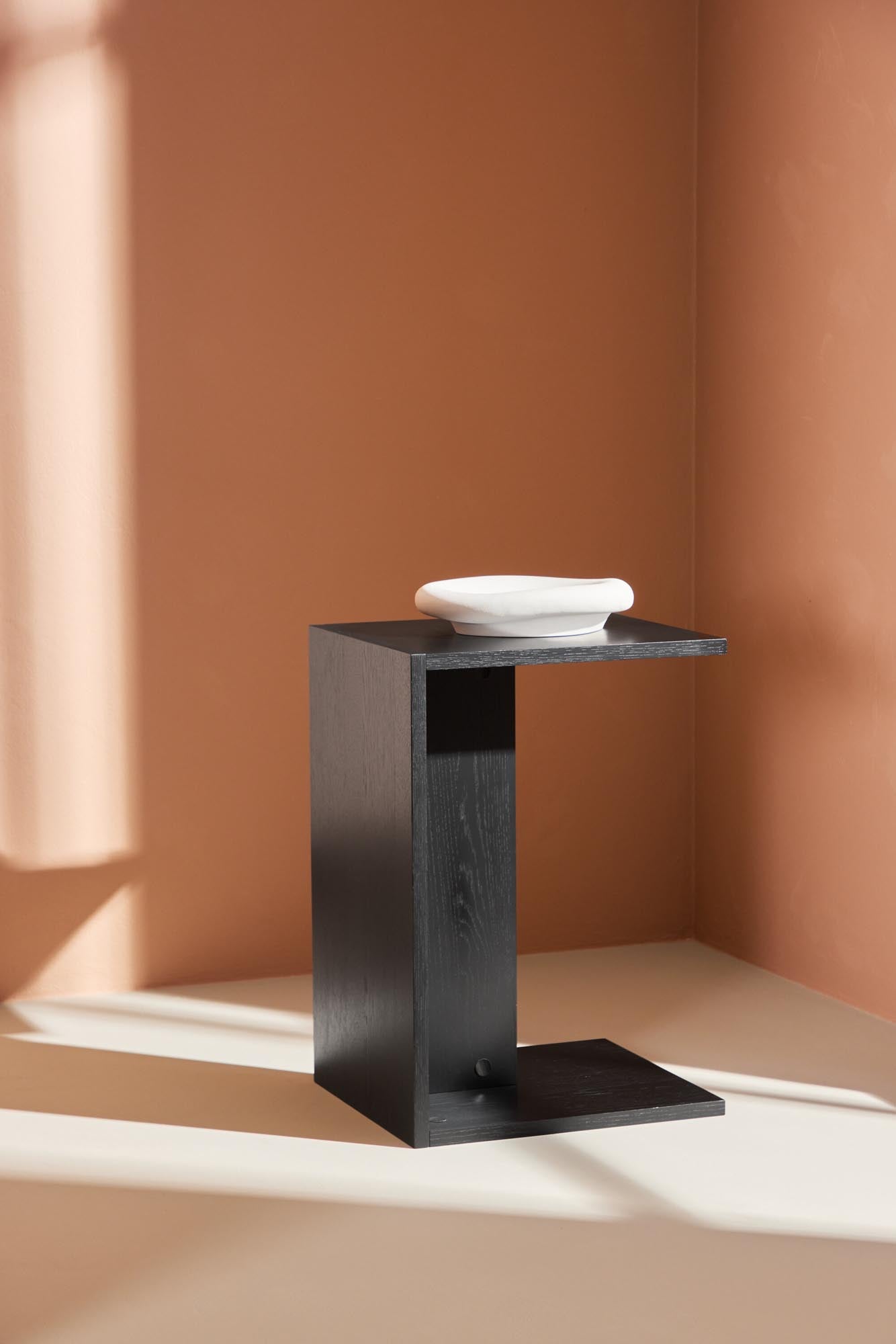 Eleganter Juni Sofatisch von Venture Home, modernes Design, langlebige Materialien, perfekt für stilvolle Wohnräume.