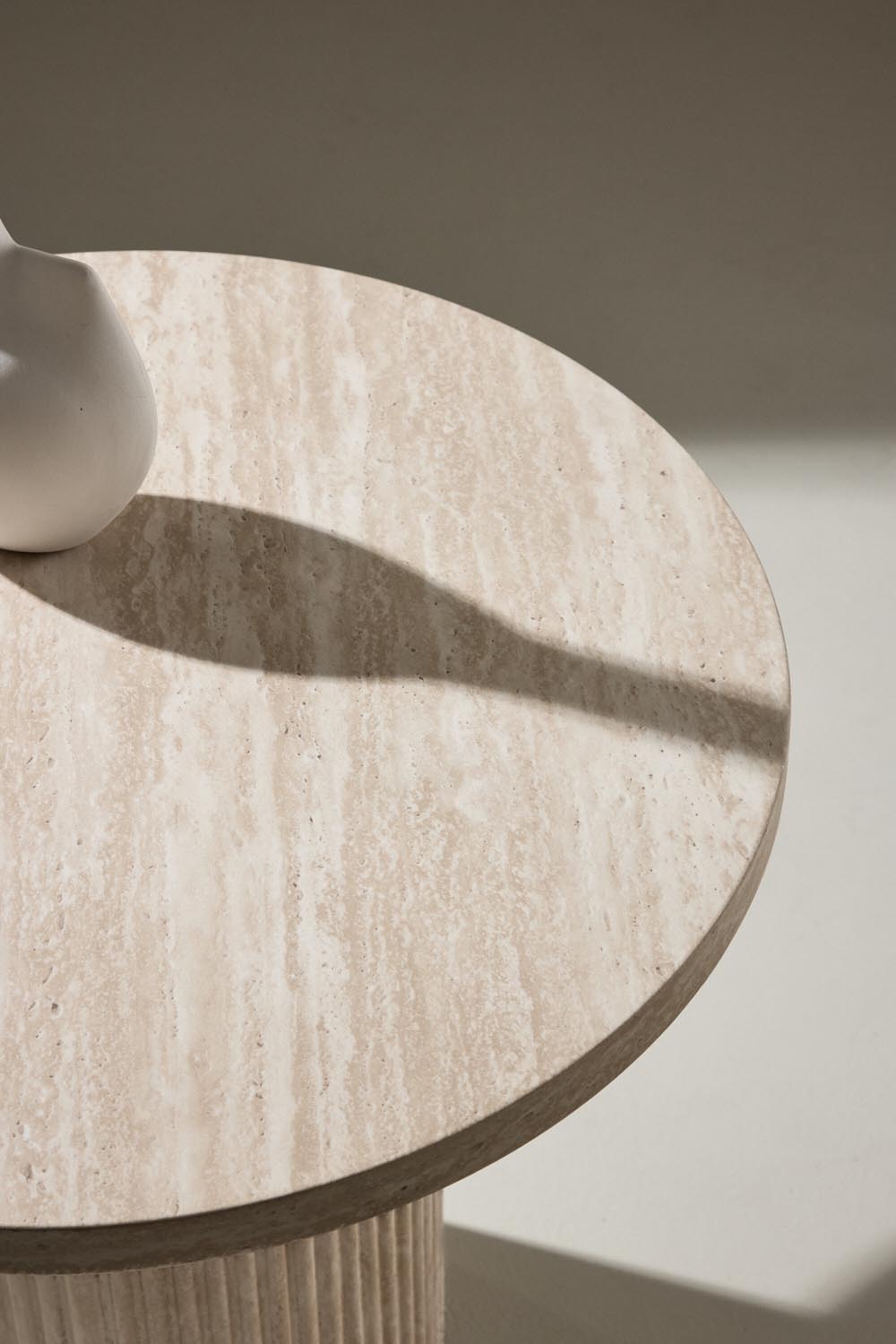 Härön Sofatisch ø50 in Beige präsentiert im Onlineshop von KAQTU Design AG. Beistelltisch ist von Venture Home
