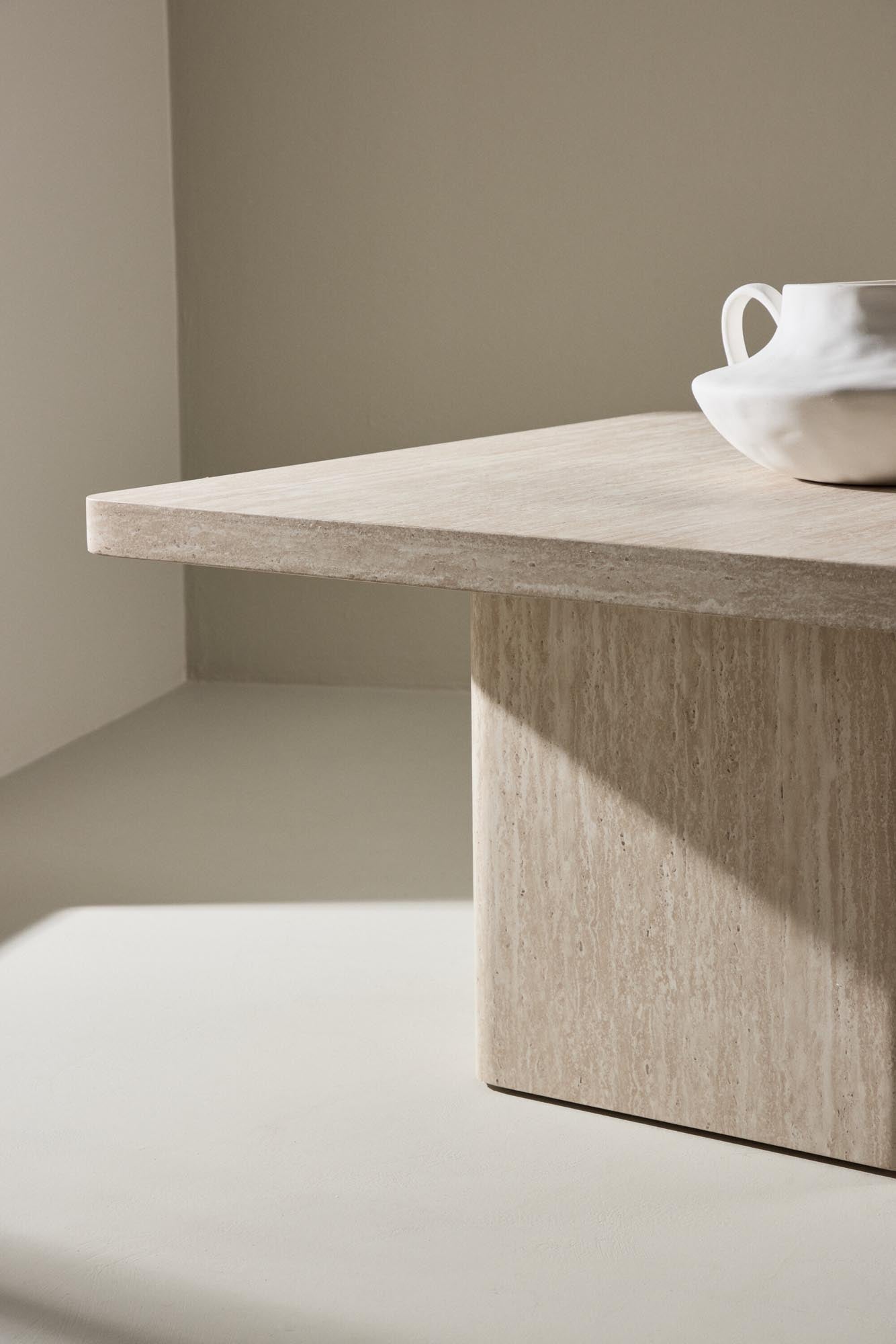 Moderner Qvart Sofatisch 80x80 von Venture Home, stilvolles Design, hochwertige Materialien, ideal für jedes Wohnzimmer.