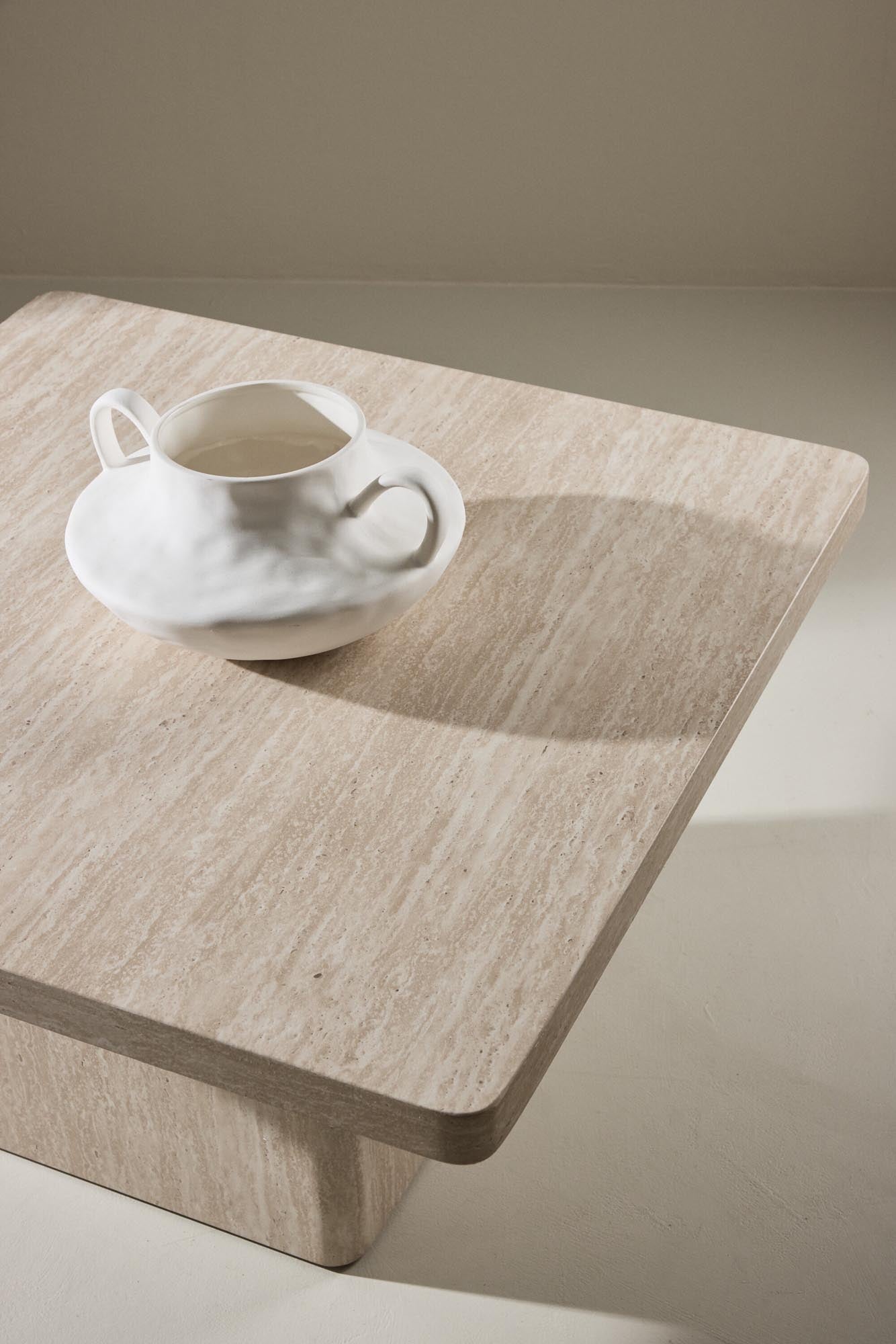 Moderner Qvart Sofatisch 80x80 von Venture Home, stilvolles Design, langlebig und ideal für jedes Wohnzimmer.