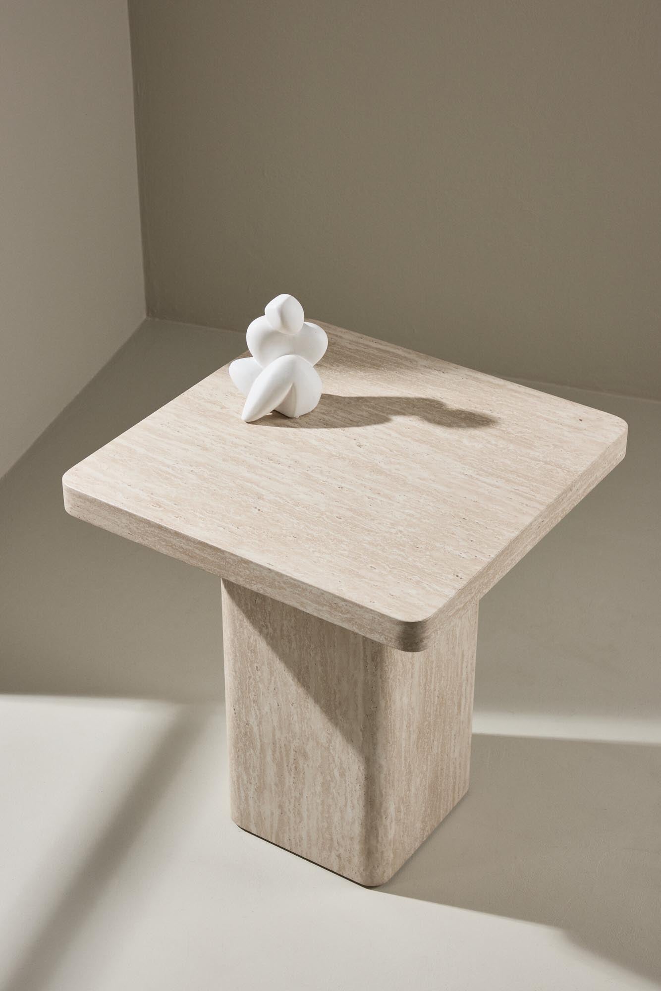 Der Qvart Sofa Table 50x50 von Venture Home ist ein stilvoller, kompakter Beistelltisch, ideal für moderne Wohnräume.