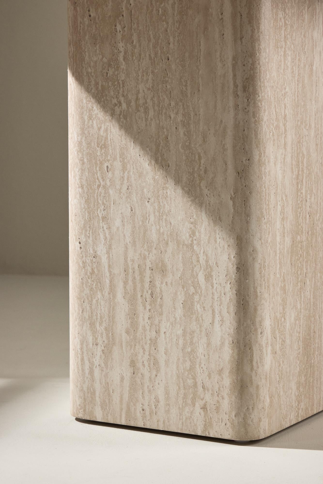 Der Qvart Sofa Table 50x50 von Venture Home ist ein eleganter Beistelltisch, perfekt für zeitgemässe und stilvolle Wohnbereiche.