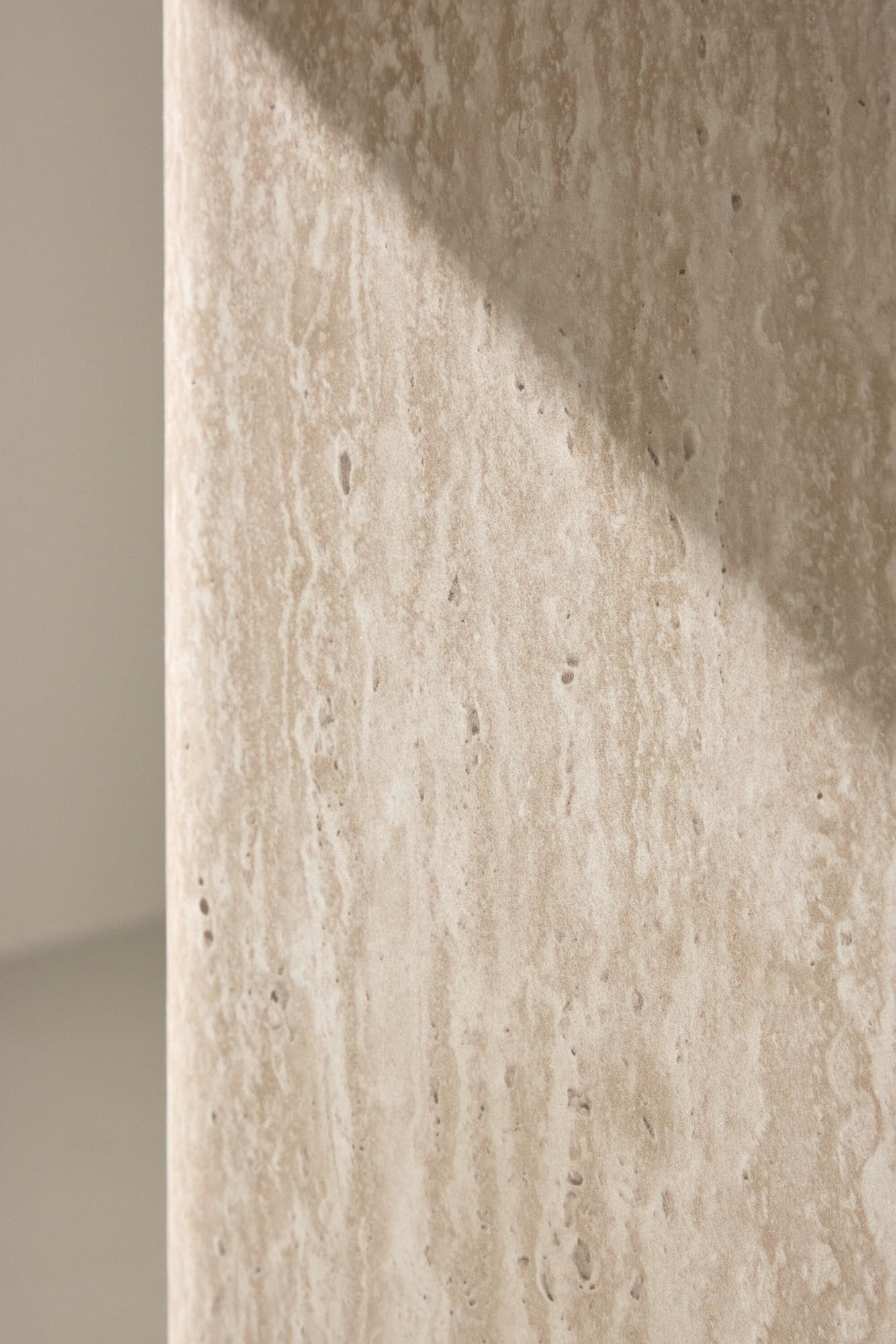 Der Qvart Sofa Table 50x50 von Venture Home ist ein eleganter Beistelltisch, perfekt für moderne und praktische Wohnraumgestaltung.