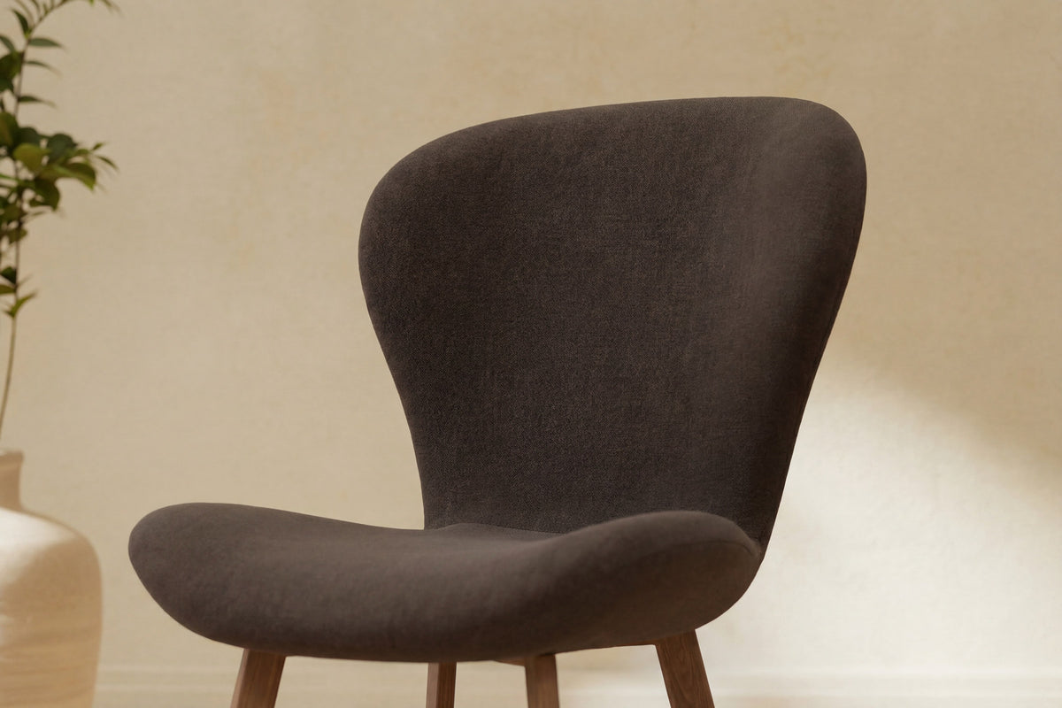 Lilja Esszimmerstuhl in Braun präsentiert im Onlineshop von KAQTU Design AG. Stuhl ist von Venture Home