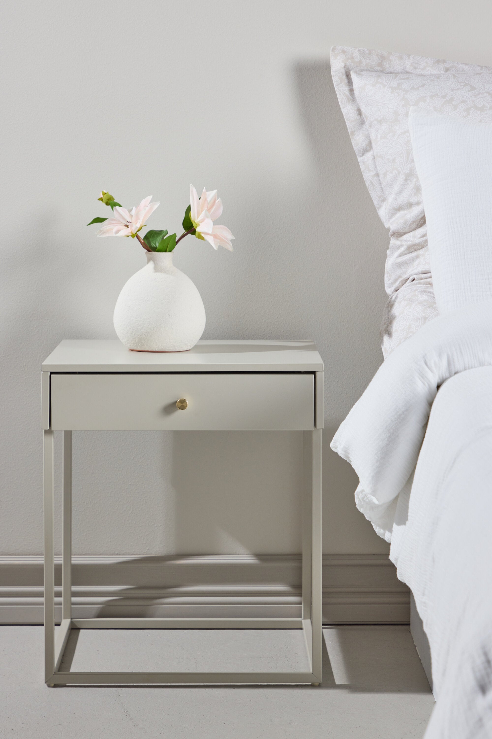 Bakal Cabinet in Beige präsentiert im Onlineshop von KAQTU Design AG. Cabinet ist von Venture Home