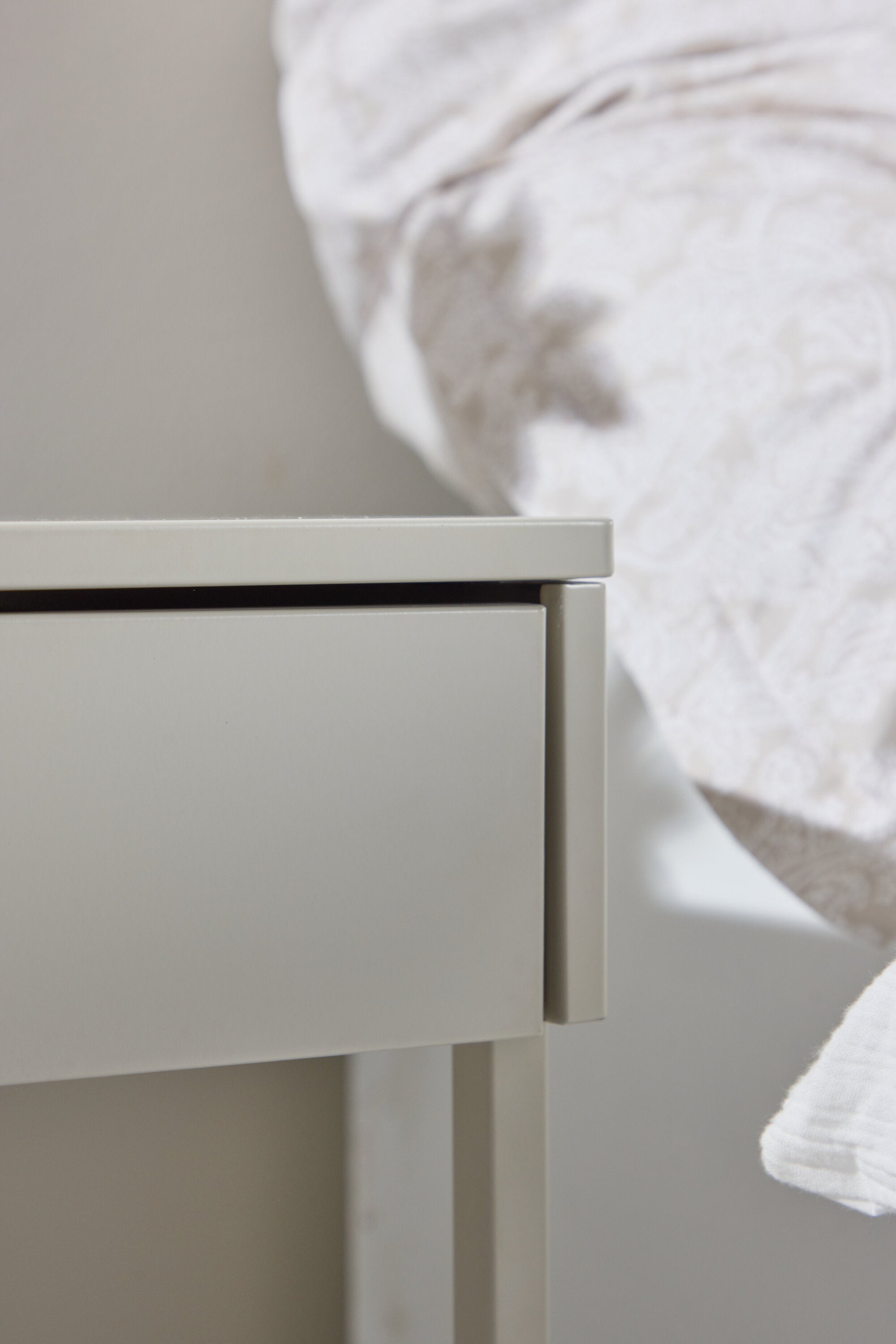 Bakal Cabinet in Beige präsentiert im Onlineshop von KAQTU Design AG. Cabinet ist von Venture Home