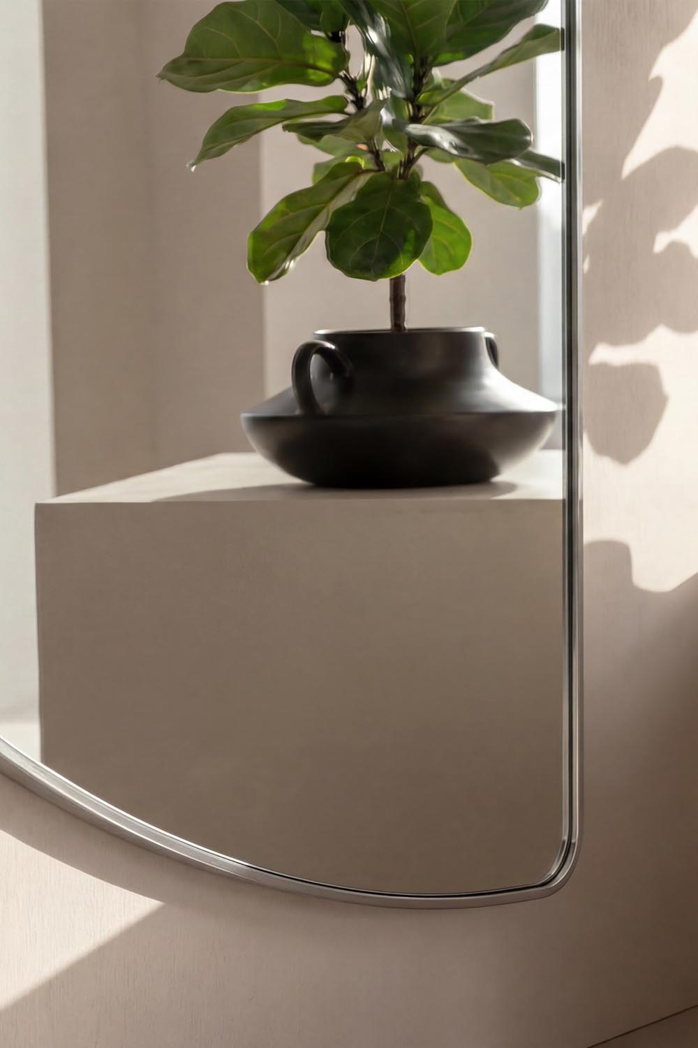 Mona Großes Spiegel in Klar präsentiert im Onlineshop von KAQTU Design AG. Spiegel ist von Venture Home