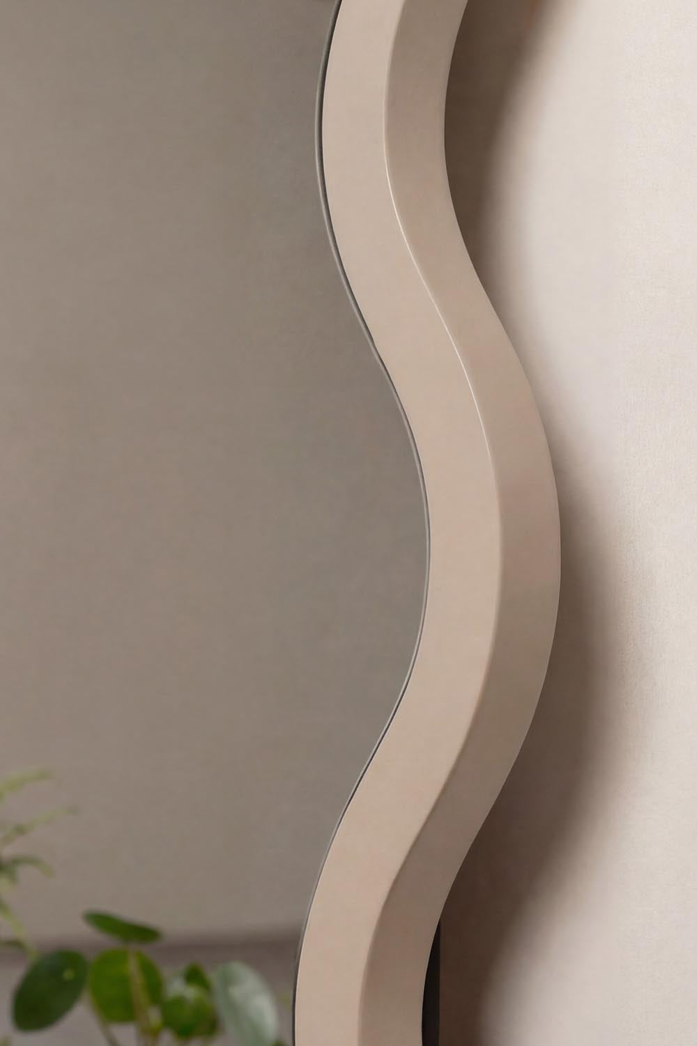 Großer Spiegel in Beige präsentiert im Onlineshop von KAQTU Design AG. Spiegel ist von Venture Home