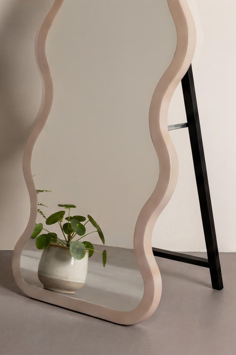 Großer Spiegel in Beige präsentiert im Onlineshop von KAQTU Design AG. Spiegel ist von Venture Home