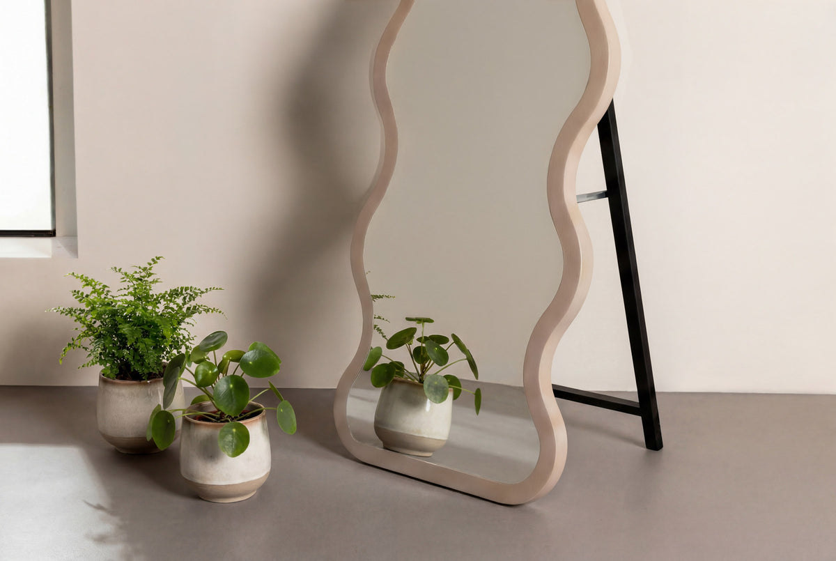 Grosser Spiegel in Beige präsentiert im Onlineshop von KAQTU Design AG. Spiegel ist von Venture Home