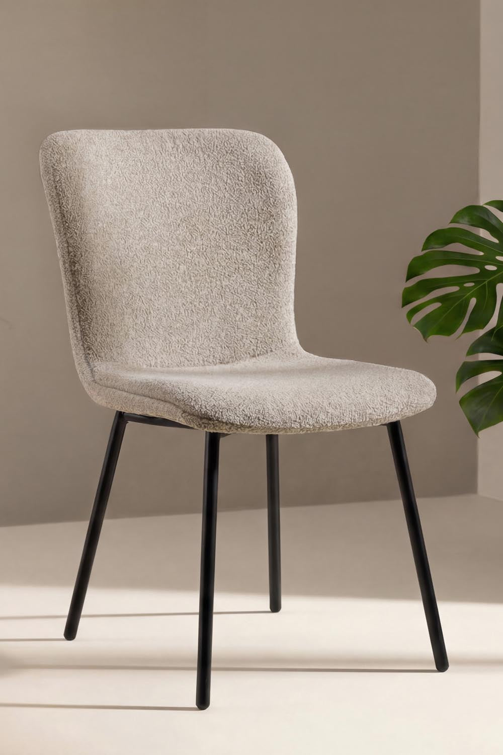 Linus Esszimmerstuhl in Beige präsentiert im Onlineshop von KAQTU Design AG. Gartenstuhl mit Armlehnen ist von Venture Home