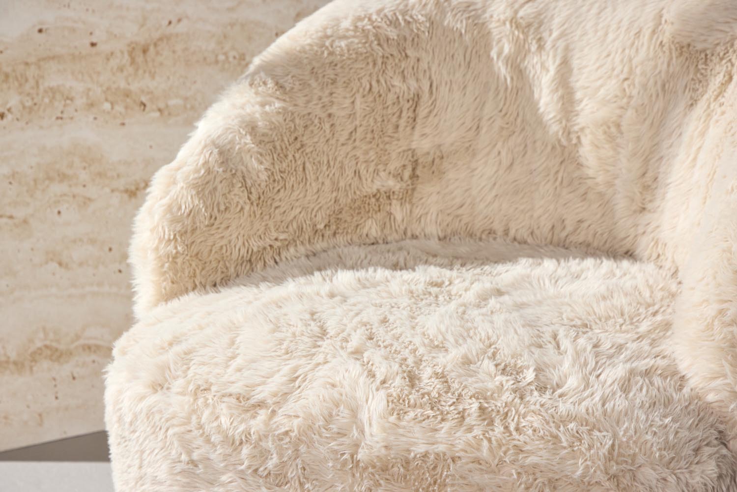 Astru Armlehnstuhl in Beige präsentiert im Onlineshop von KAQTU Design AG. Stuhl mit Armlehne ist von Venture Home