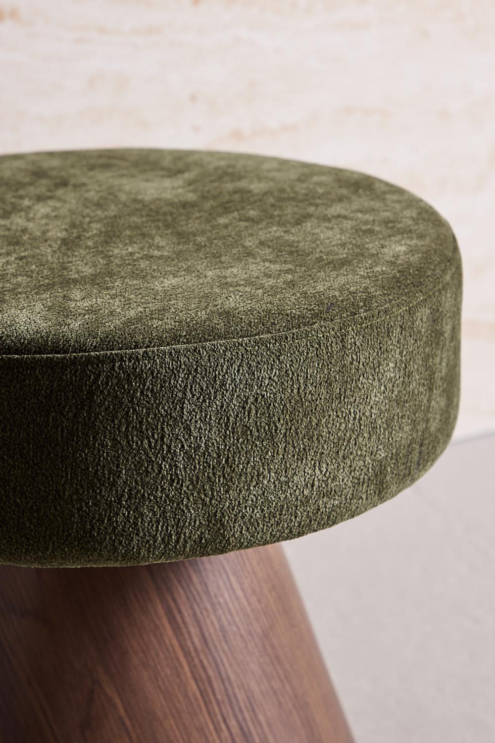Lanzo Pouf in Grün präsentiert im Onlineshop von KAQTU Design AG. Pouf ist von Venture Home