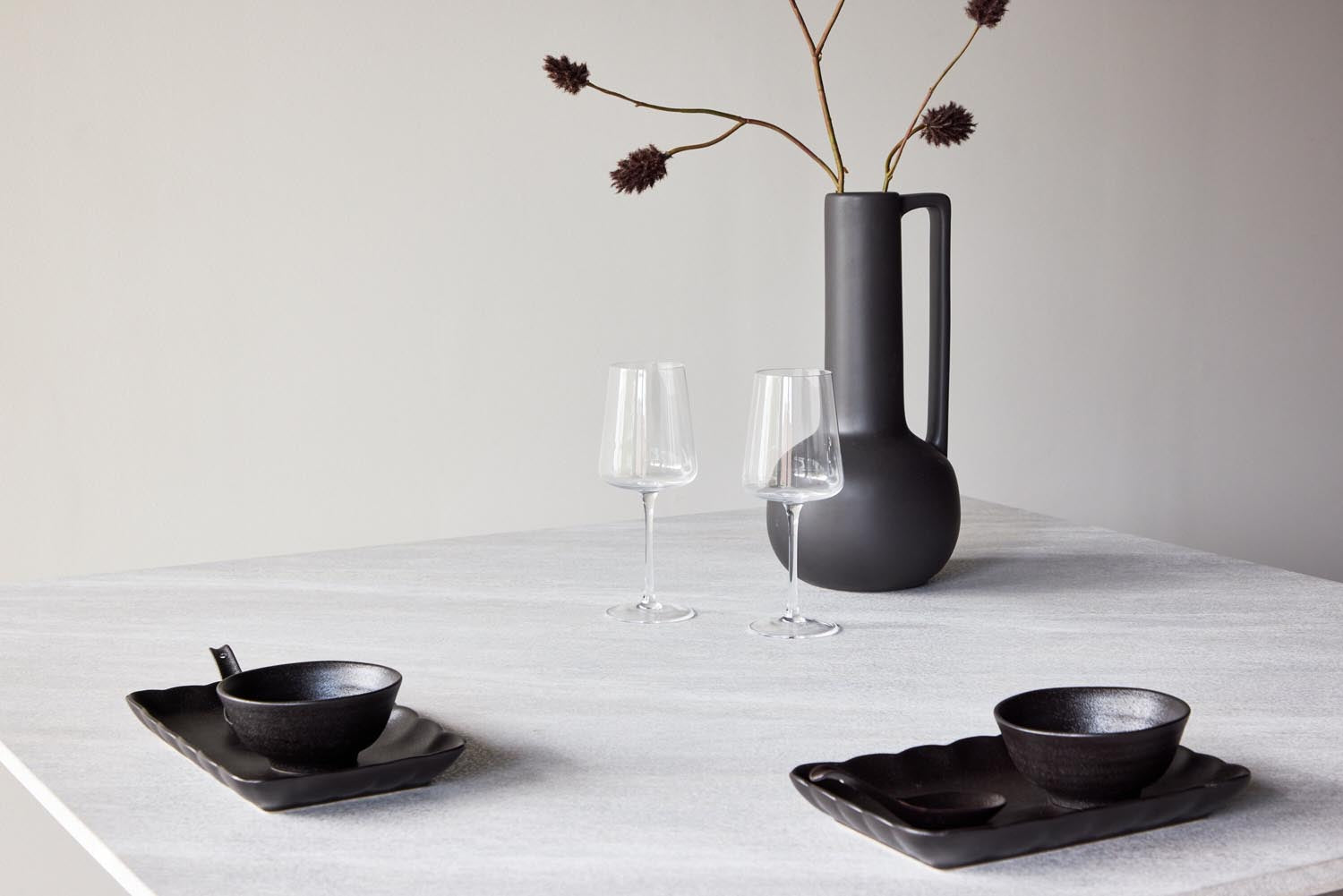 Cael Esstisch in Hellgrau präsentiert im Onlineshop von KAQTU Design AG. Esstisch ist von Venture Home