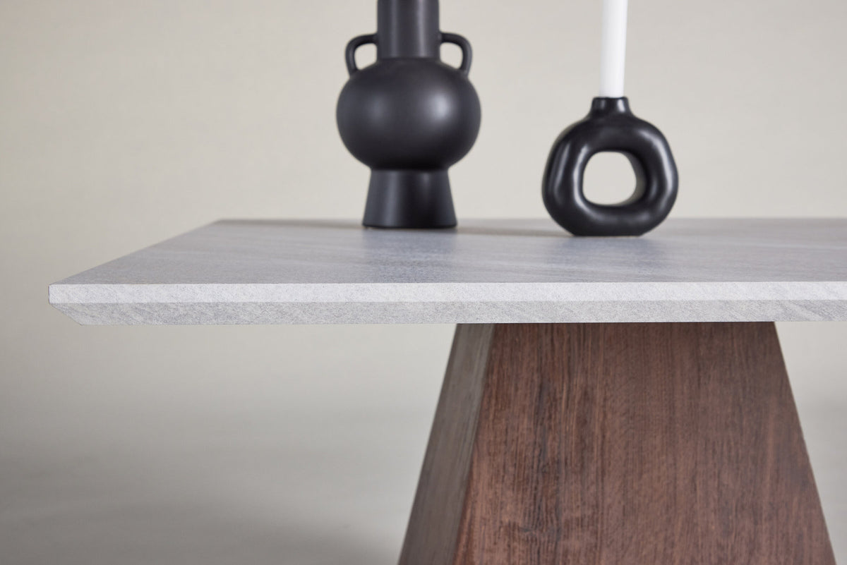 Cael Sofatisch in Hellgrau präsentiert im Onlineshop von KAQTU Design AG. Beistelltisch ist von Venture Home