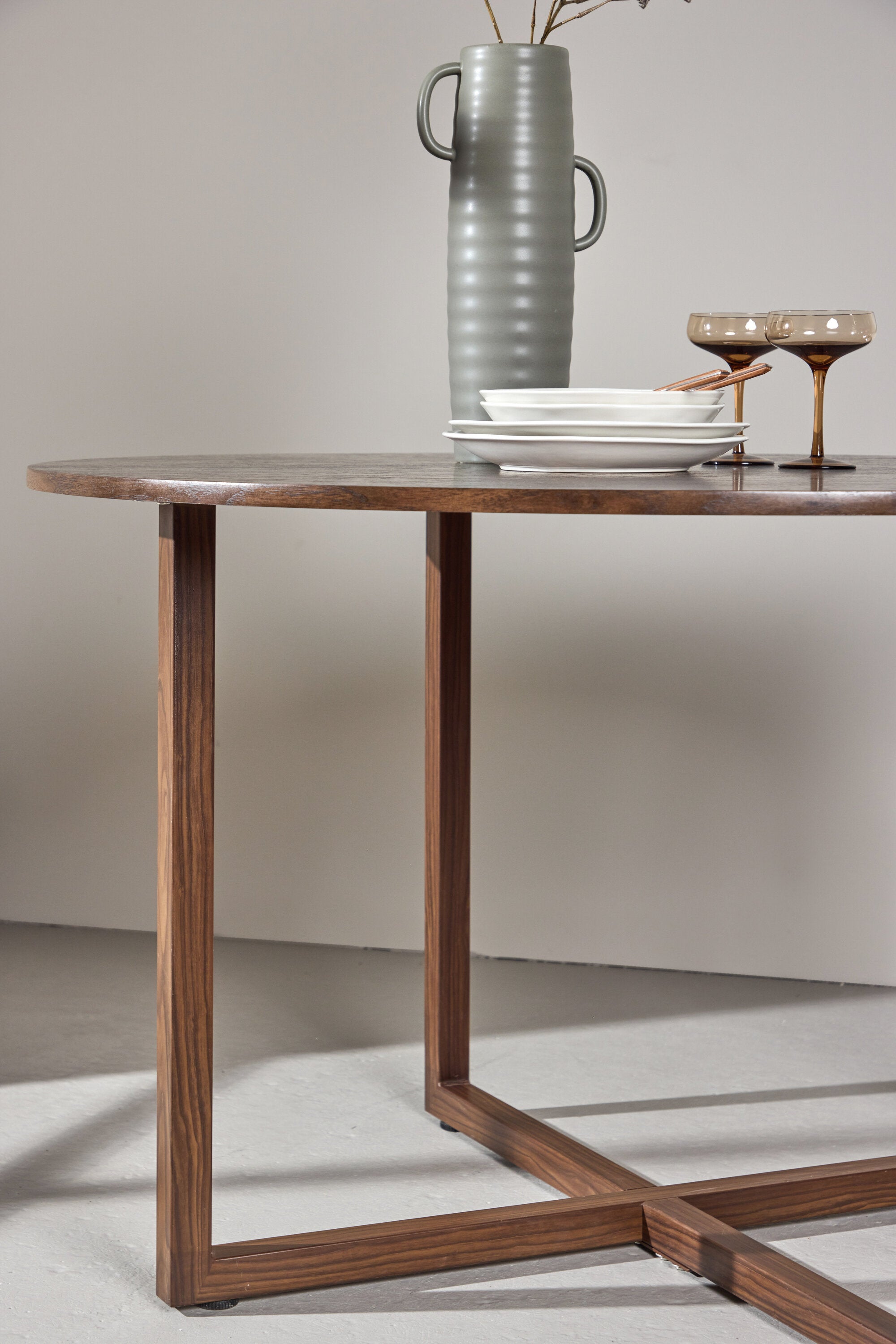 Durango Esstisch rund in Walnuss präsentiert im Onlineshop von KAQTU Design AG. Esstisch ist von Venture Home