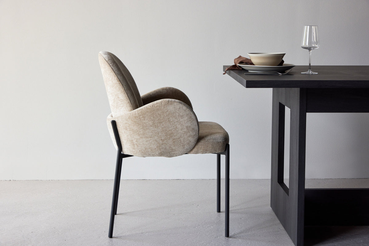 Blom Esszimmerstuhl in Beige präsentiert im Onlineshop von KAQTU Design AG. Stuhl mit Armlehne ist von Venture Home