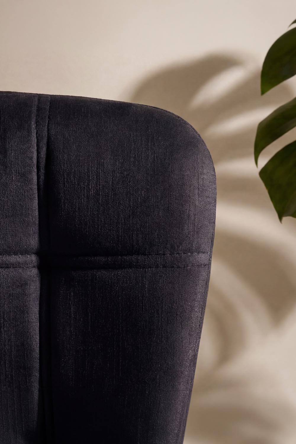 Punsch Esszimmerstuhl in Schwarz präsentiert im Onlineshop von KAQTU Design AG. Stuhl ist von Venture Home