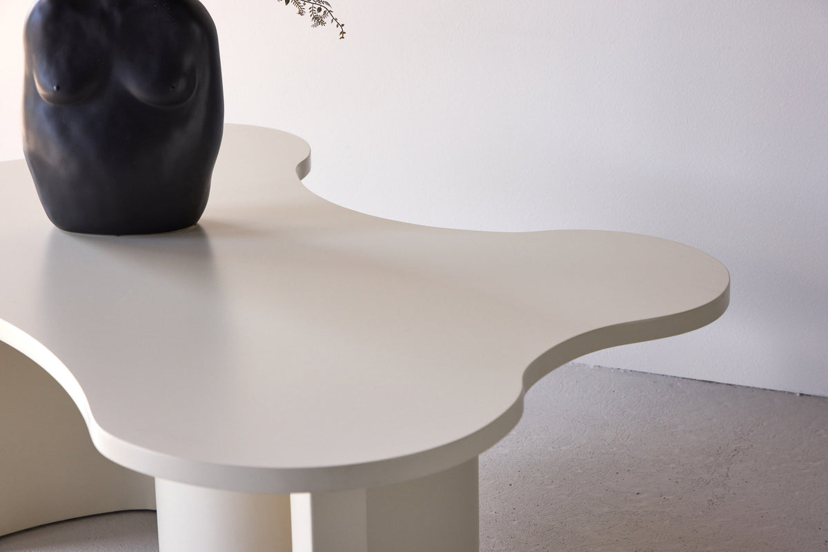 Flow Sofatisch in Beige präsentiert im Onlineshop von KAQTU Design AG. Beistelltisch ist von Venture Home