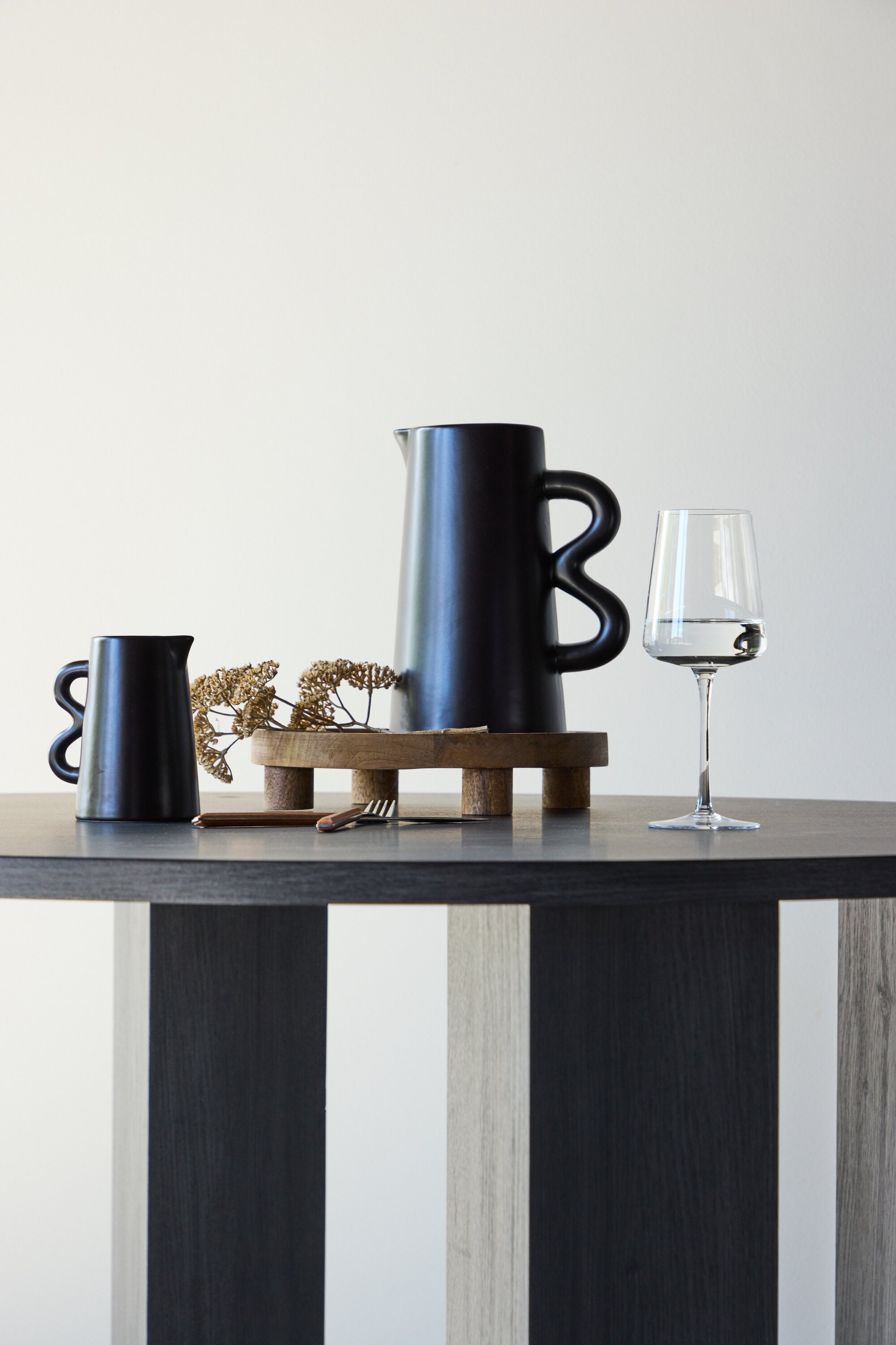Juno Runder Esstisch in Schwarz präsentiert im Onlineshop von KAQTU Design AG. Esstisch ist von Venture Home