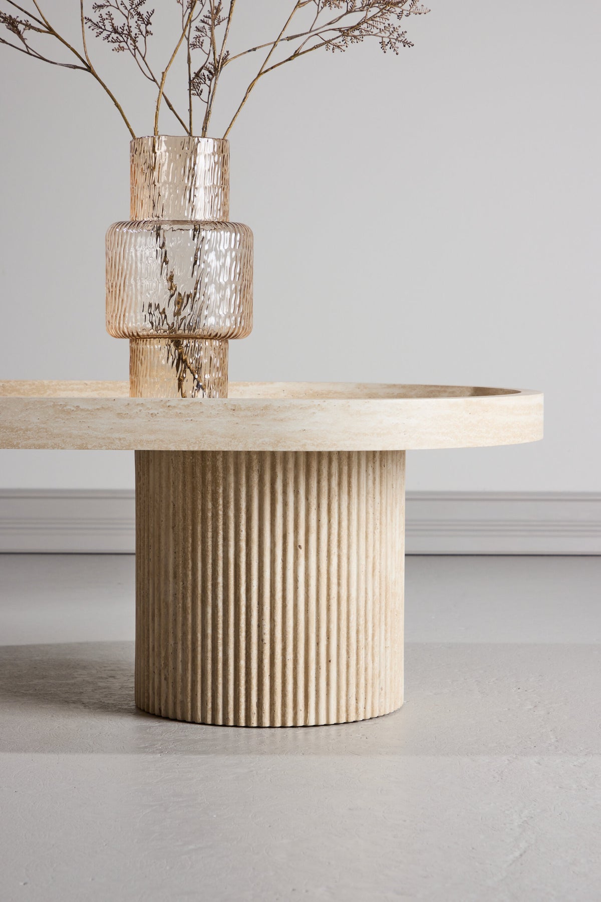Krille Sofatisch in Beige präsentiert im Onlineshop von KAQTU Design AG. Beistelltisch ist von Venture Home