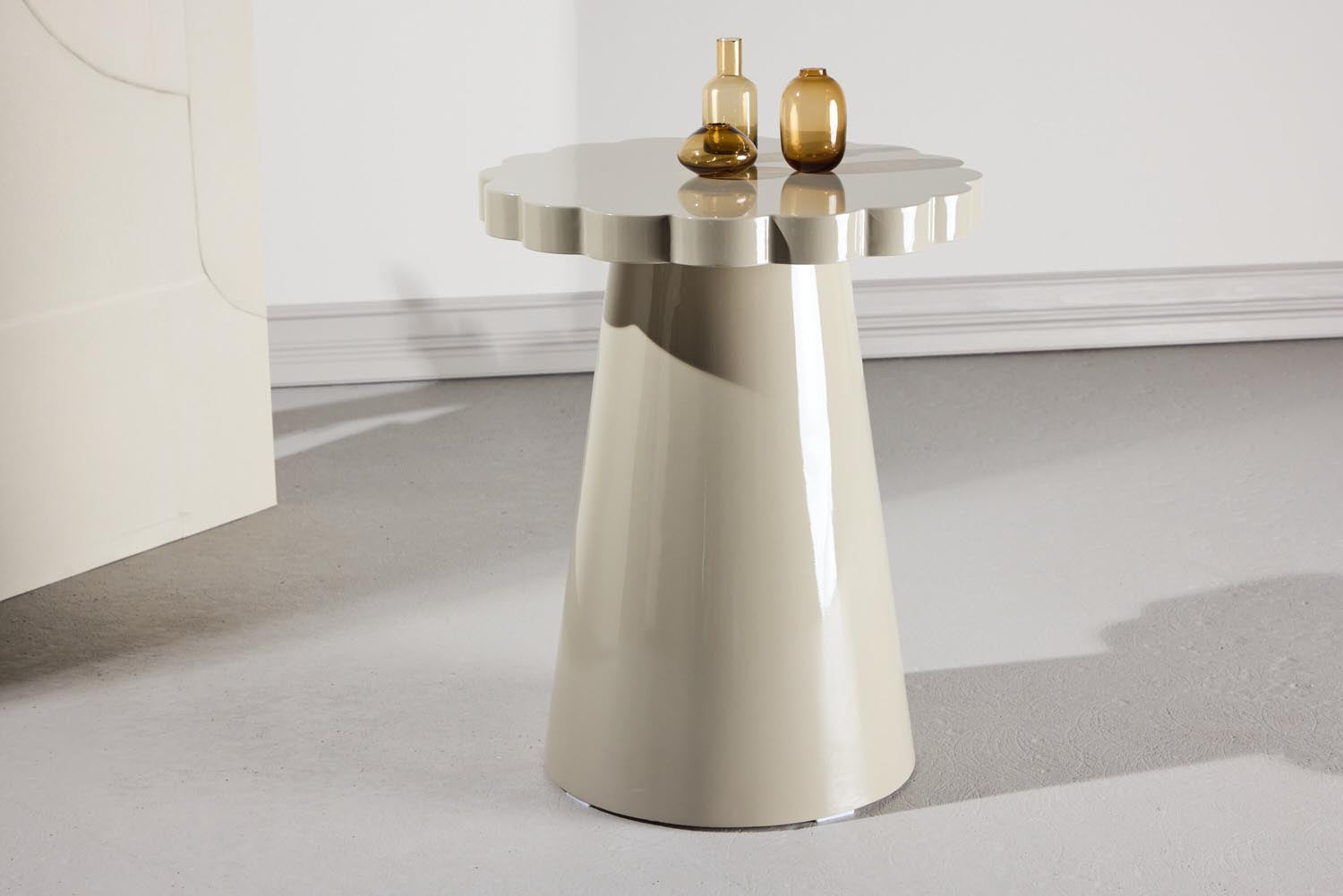 Krull Sofatisch in Beige präsentiert im Onlineshop von KAQTU Design AG. Beistelltisch ist von Venture Home