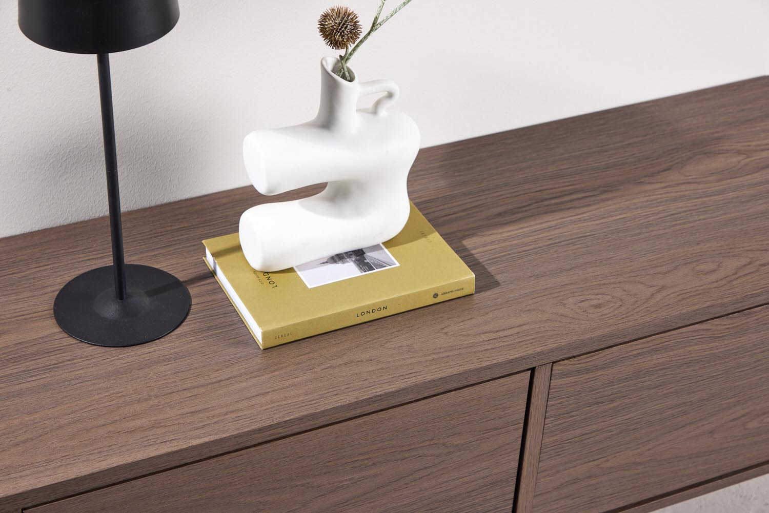 Dragh TV Möbel in Mokka präsentiert im Onlineshop von KAQTU Design AG. TV-Möbel ist von Venture Home