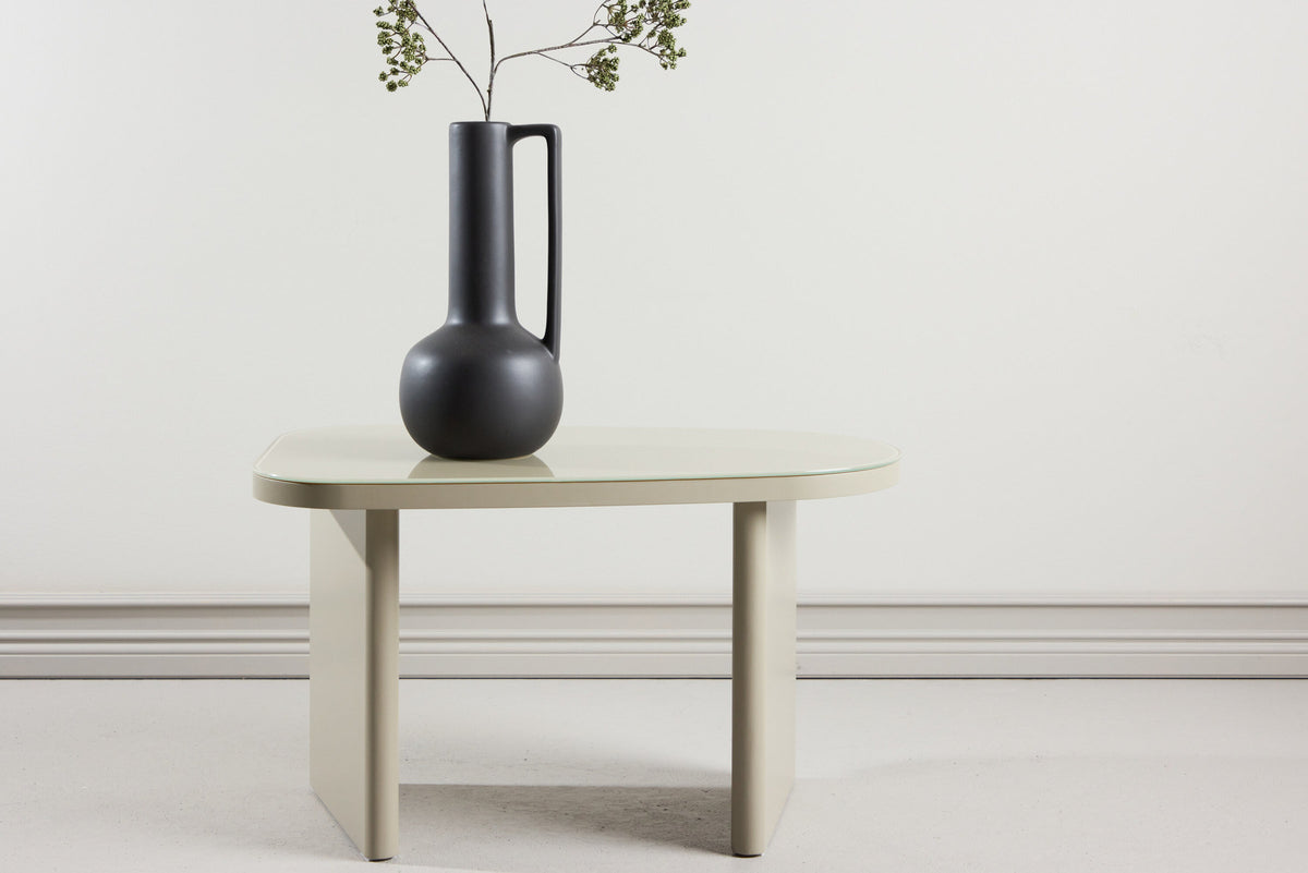Grönvik Beistelltisch von Venture Home in Beige, Gestell aus MDF mit runder Glastischplatte, geschwungene Form.