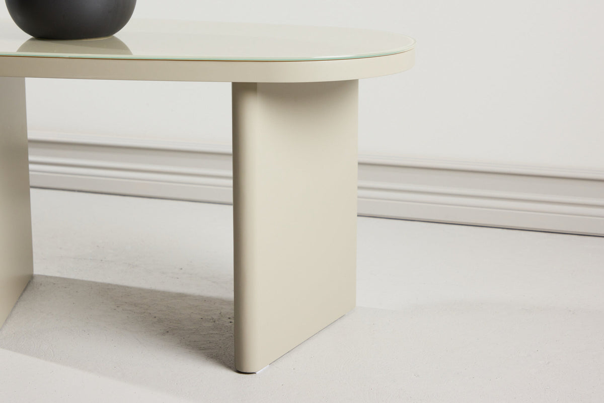 Grönvik Beistelltisch von Venture Home in Beige, Gestell aus MDF mit runder Glastischplatte, geschwungene Form.