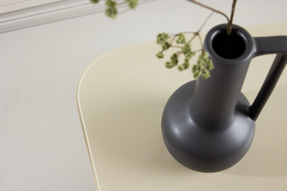 Grönvik Beistelltisch von Venture Home in Beige, Gestell aus MDF mit runder Glastischplatte, geschwungene Form.