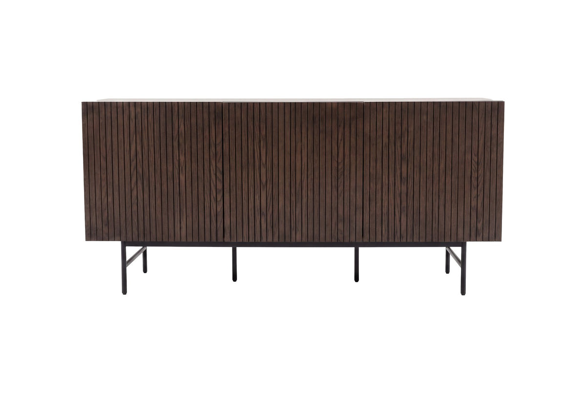 Sideboard Björkön in Mokka mit schwarzen Stahlbeinen, drei Türen und Soft-Close-Scharnieren, Platten aus MDF mit Furnier, pulverbeschichtete Oberfläche.
