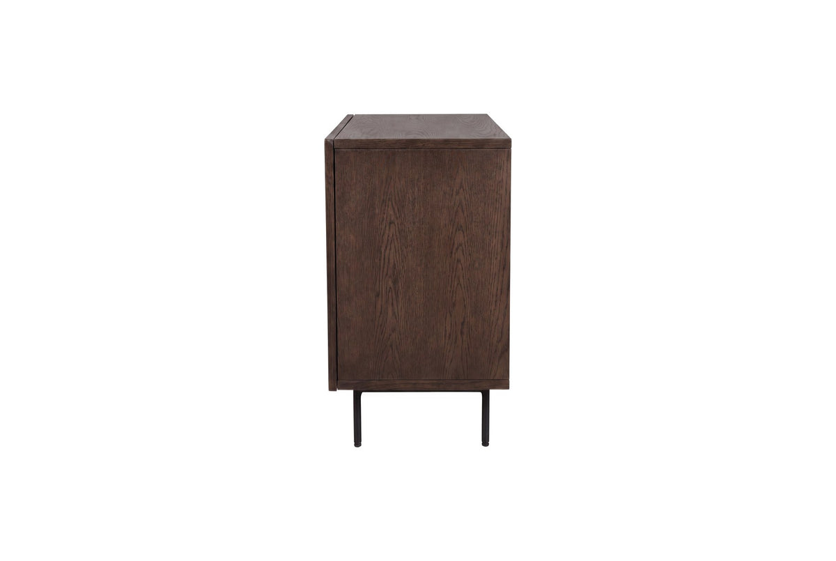 Sideboard Björkön in Mokka mit schwarzen Stahlbeinen, drei Türen und Soft-Close-Scharnieren, Platten aus MDF mit Furnier, pulverbeschichtete Oberfläche.