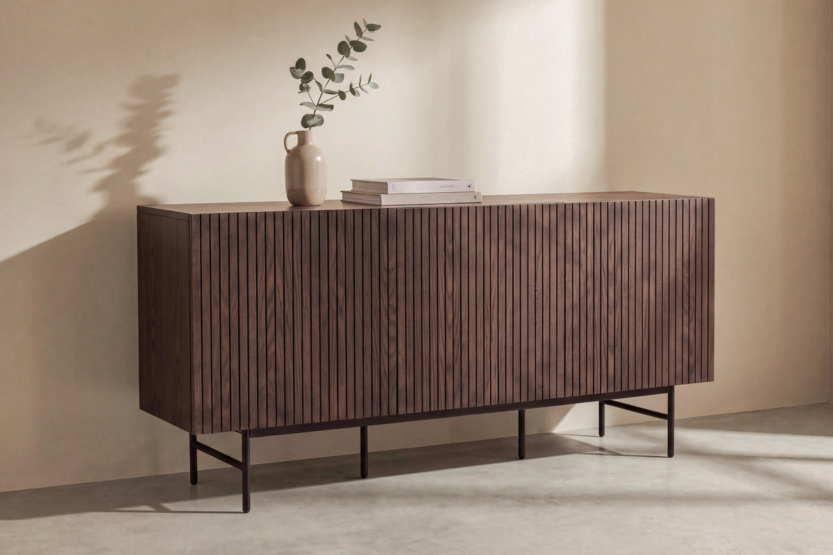 Sideboard Björkön in Mokka mit schwarzen Stahlbeinen, drei Türen und Soft-Close-Scharnieren, Platten aus MDF mit Furnier, pulverbeschichtete Oberfläche.