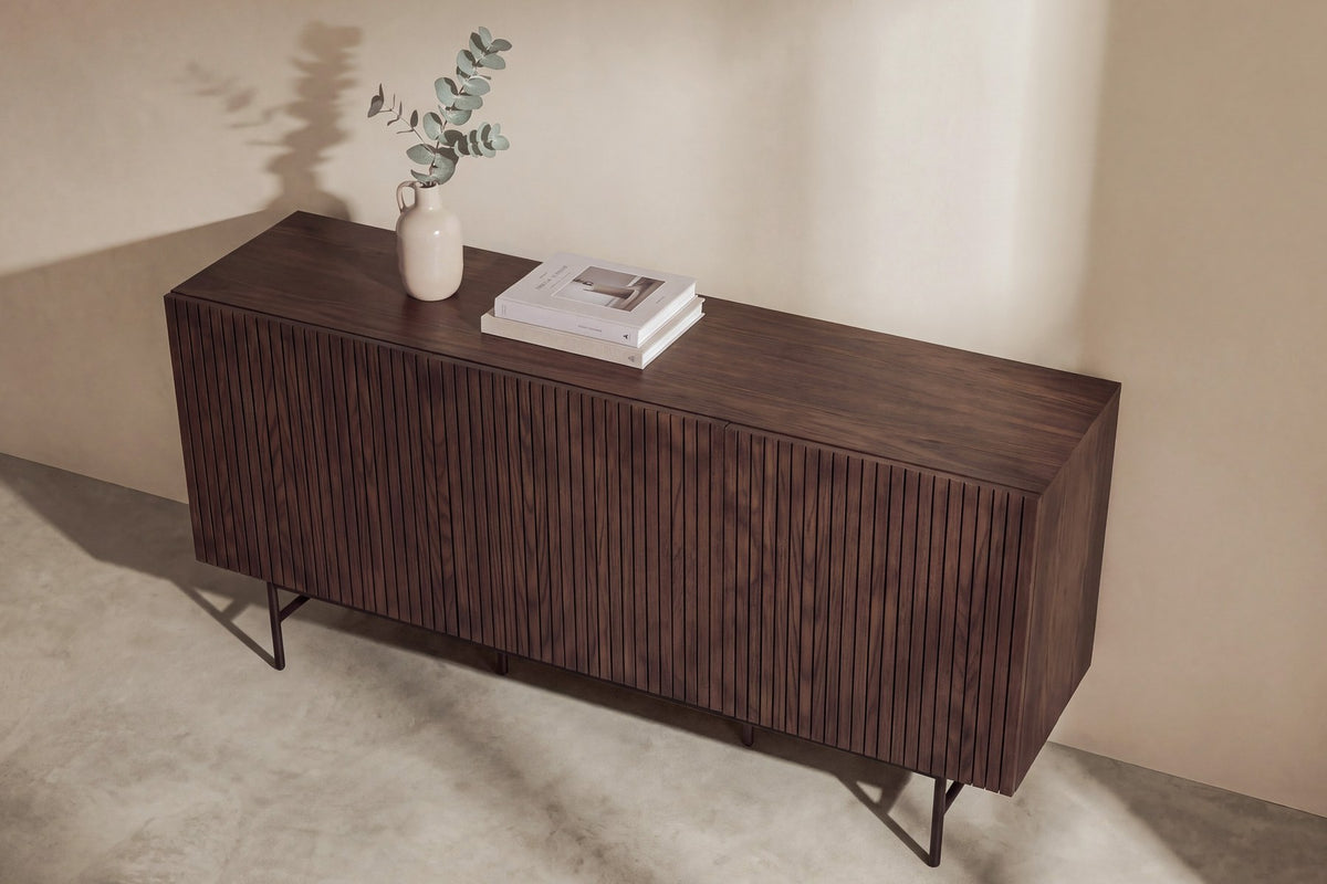 Sideboard Björkön in Mokka mit schwarzen Stahlbeinen, drei Türen und Soft-Close-Scharnieren, Platten aus MDF mit Furnier, pulverbeschichtete Oberfläche.