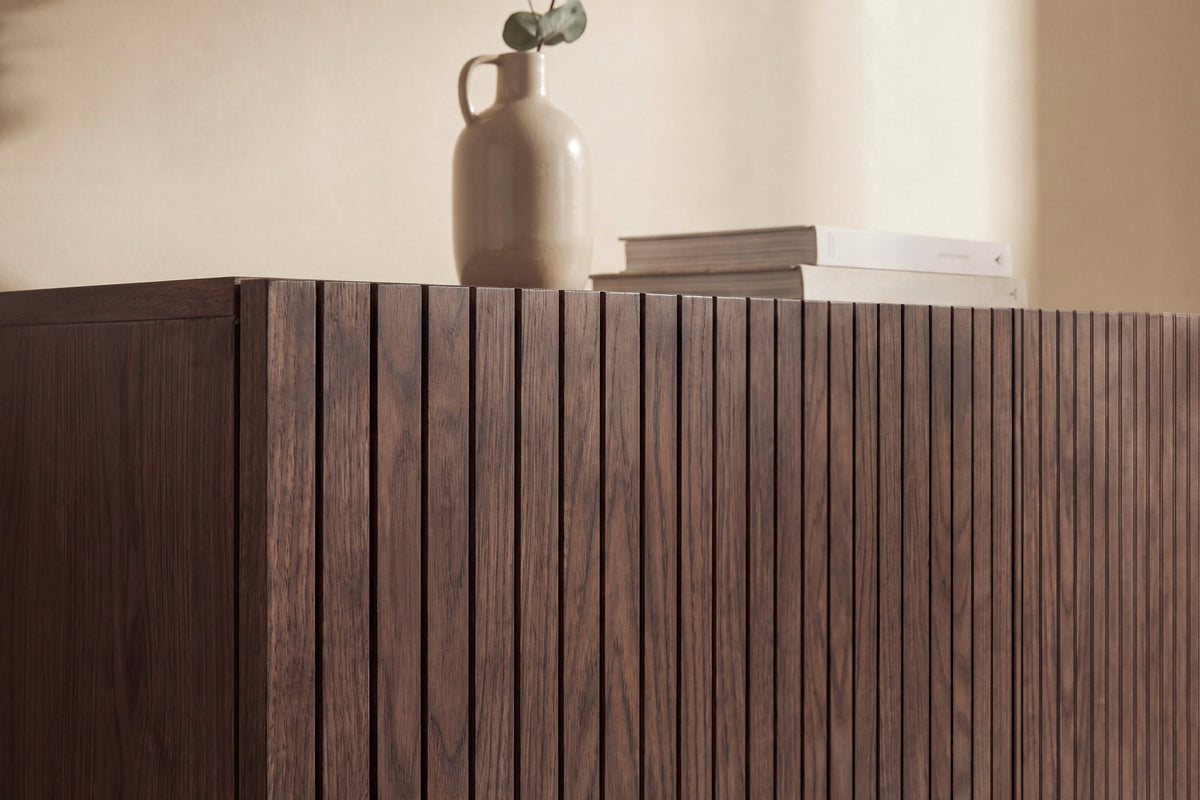 Sideboard Björkön in Mokka mit schwarzen Stahlbeinen, drei Türen und Soft-Close-Scharnieren, Platten aus MDF mit Furnier, pulverbeschichtete Oberfläche.