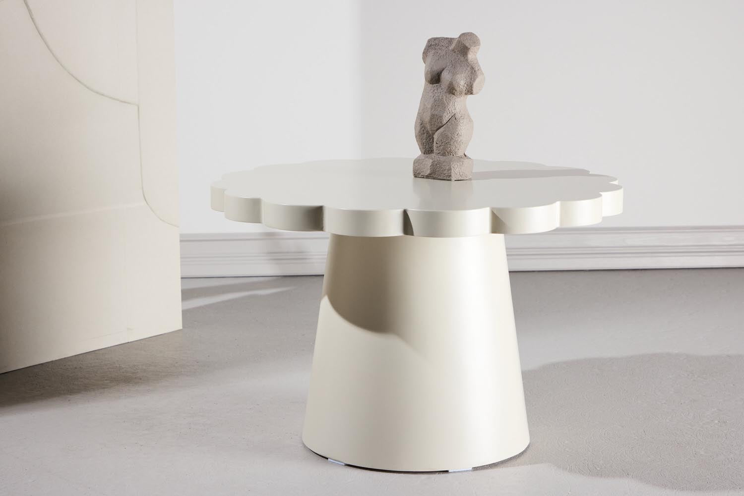 Krull Sofatisch in Beige präsentiert im Onlineshop von KAQTU Design AG. Beistelltisch ist von Venture Home