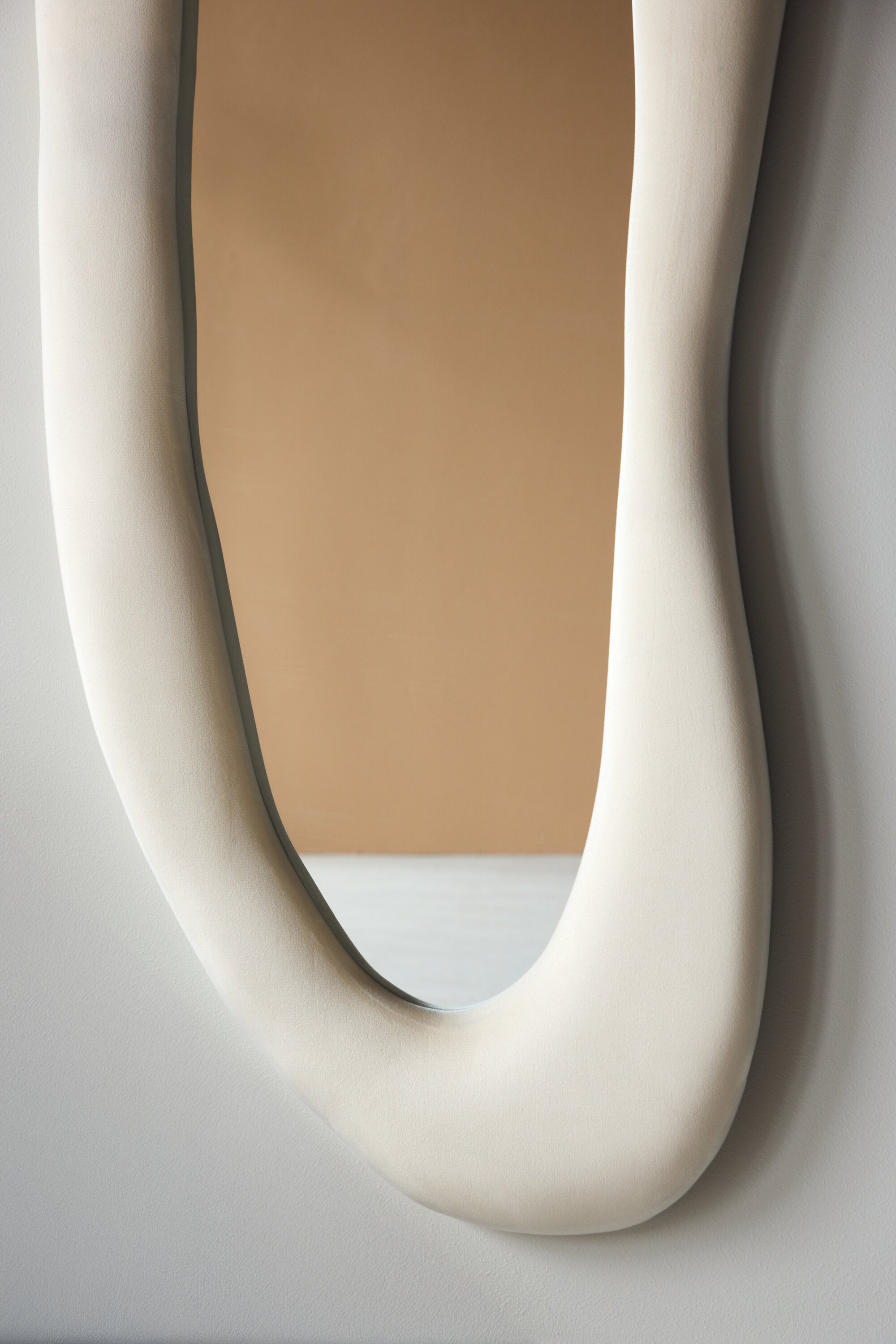 Louiseville Spiegel in Beige präsentiert im Onlineshop von KAQTU Design AG. Standspiegel ist von Venture Home