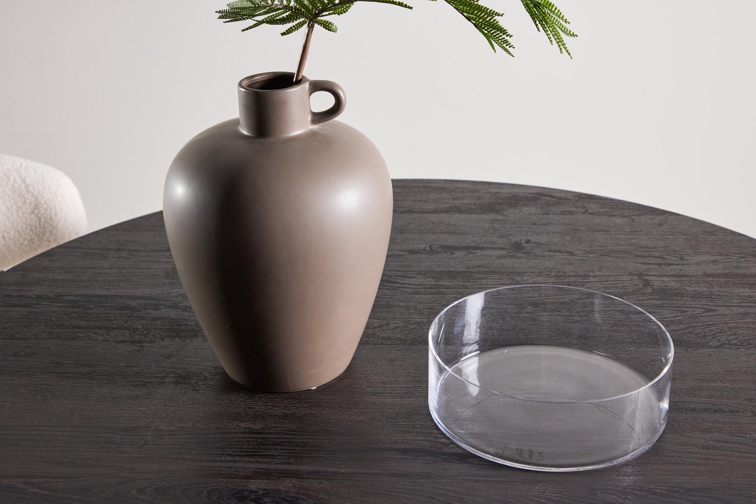 Tekla Esstisch rund in Schwarz präsentiert im Onlineshop von KAQTU Design AG. Esstisch ist von Venture Home