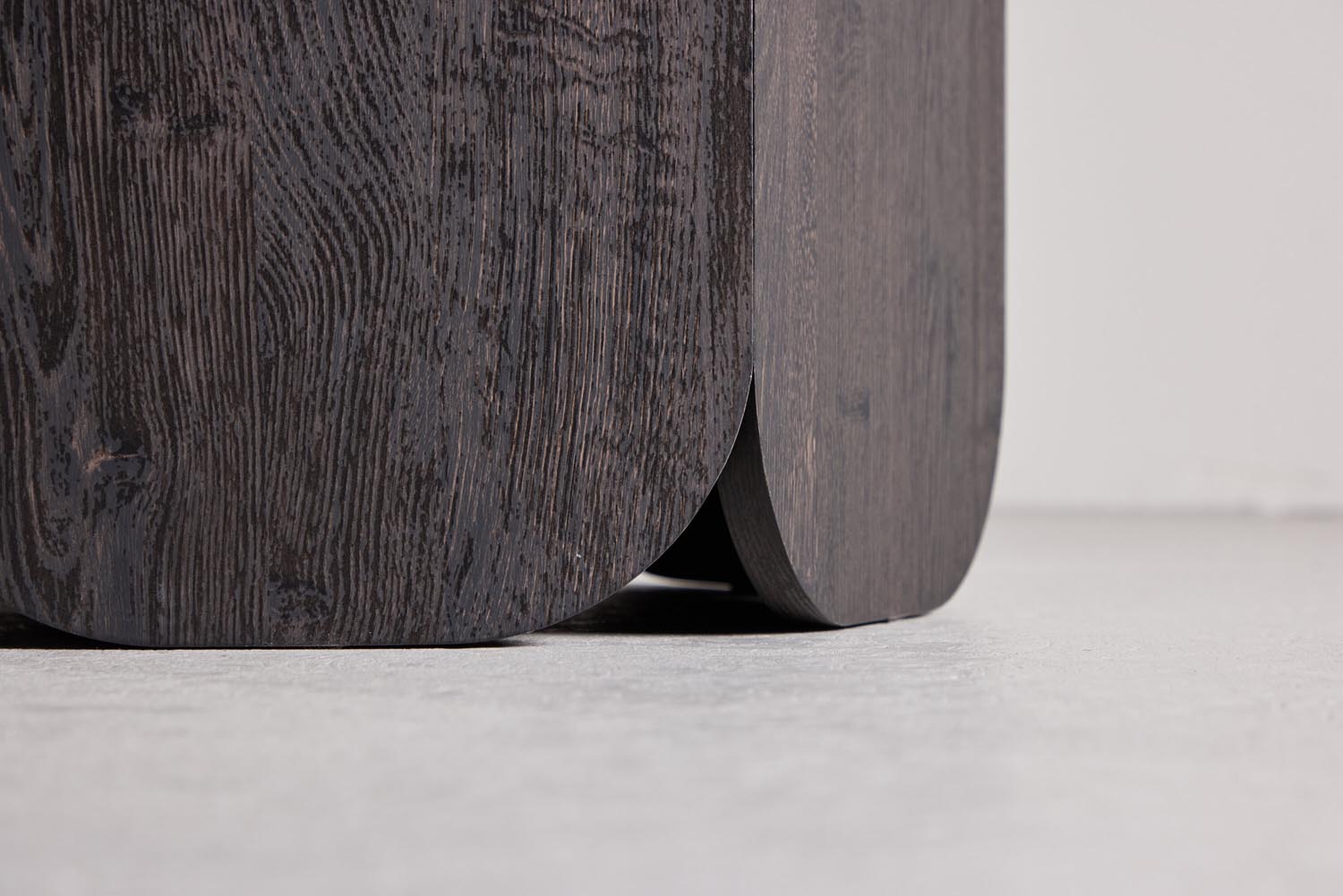 Tekla Esstisch rund in Schwarz präsentiert im Onlineshop von KAQTU Design AG. Esstisch ist von Venture Home