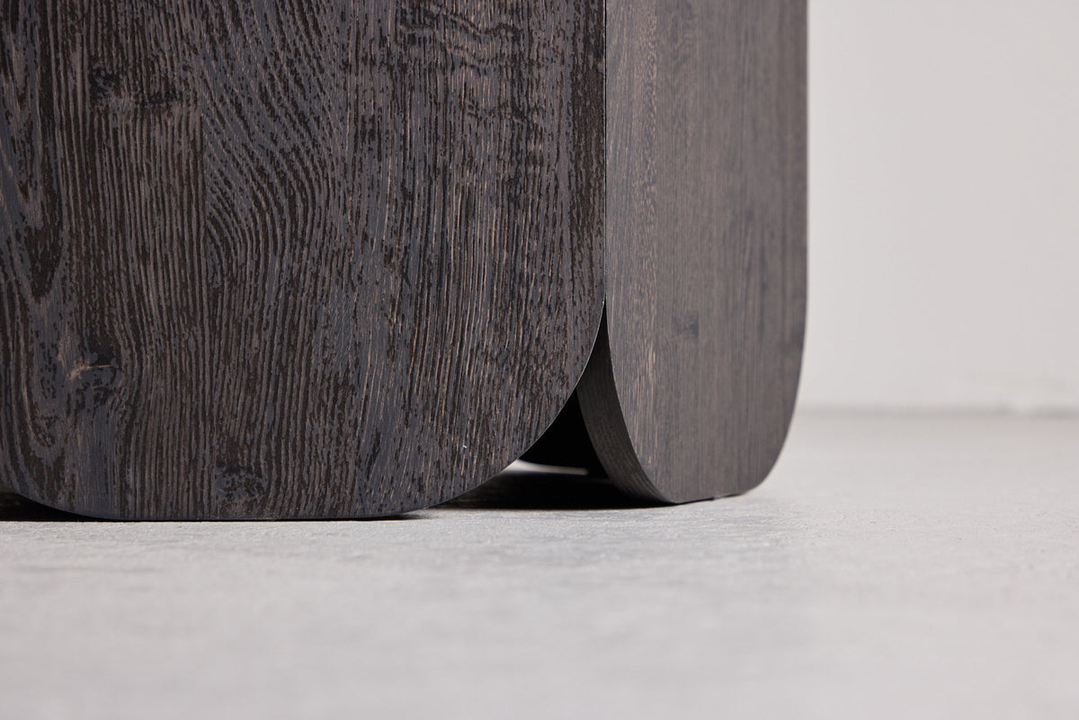 Tekla Esstisch rund in Schwarz präsentiert im Onlineshop von KAQTU Design AG. Esstisch ist von Venture Home
