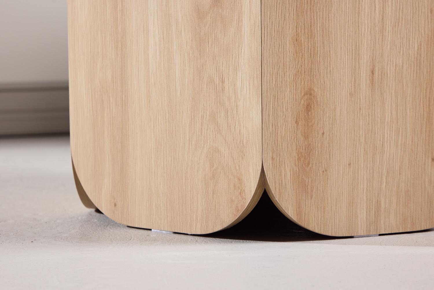 Tekla Esstisch rund in Hellgrau präsentiert im Onlineshop von KAQTU Design AG. Esstisch ist von Venture Home