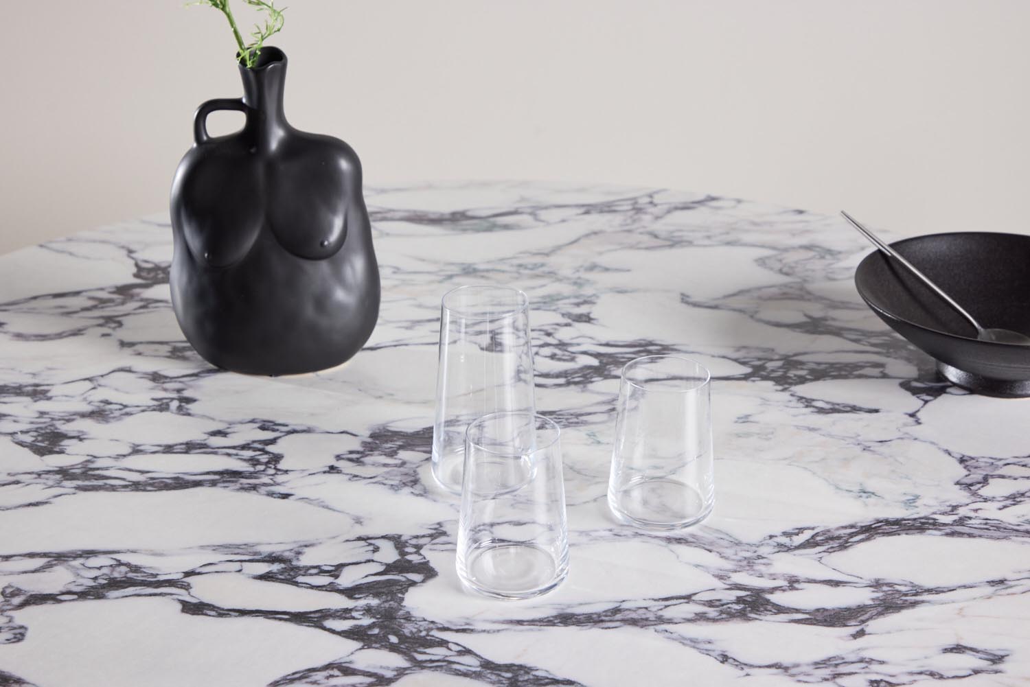 Tekla Esstisch rund in Hellgrau präsentiert im Onlineshop von KAQTU Design AG. Esstisch ist von Venture Home