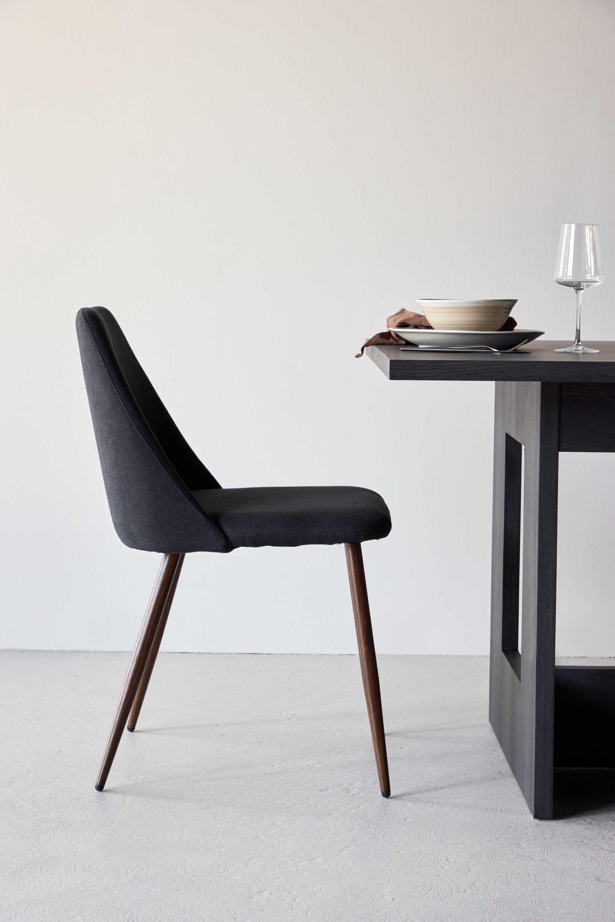Night Esszimmerstuhl in Schwarz präsentiert im Onlineshop von KAQTU Design AG. Stuhl ist von Venture Home